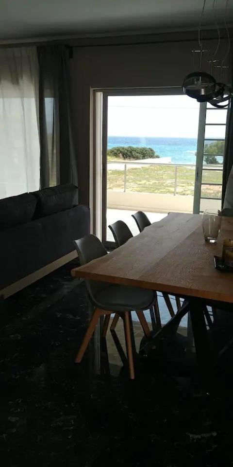 Hotel Beach house with garden - Image 1