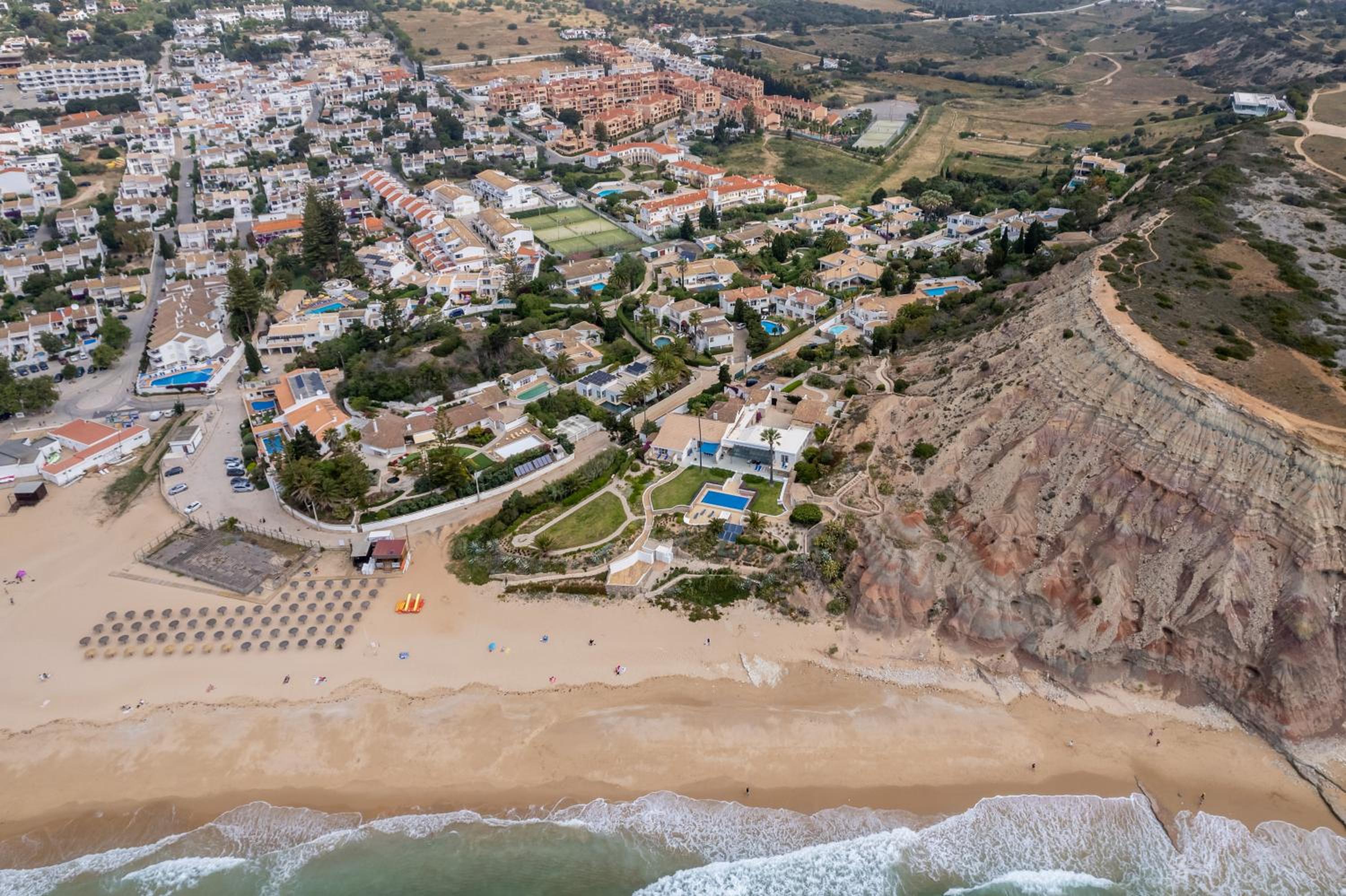 CoolHouses Luz, 3 Bed linked house, shared pool, a stone's throw of the sea, Casa Sirrah view 4