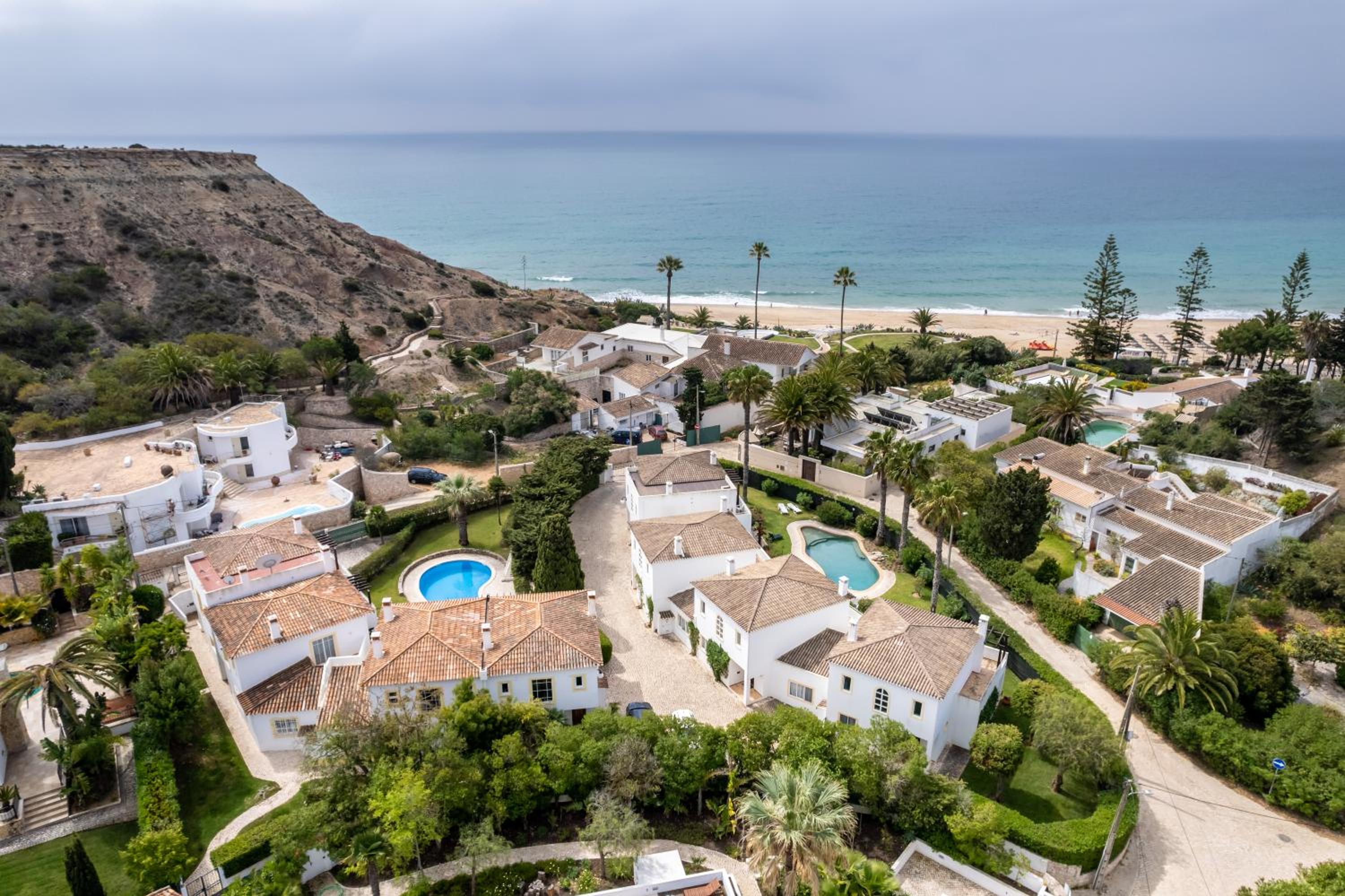 Hotel CoolHouses Luz, 3 Bed linked house, shared pool, a stone's throw of the sea, Casa Sirrah - Image 1