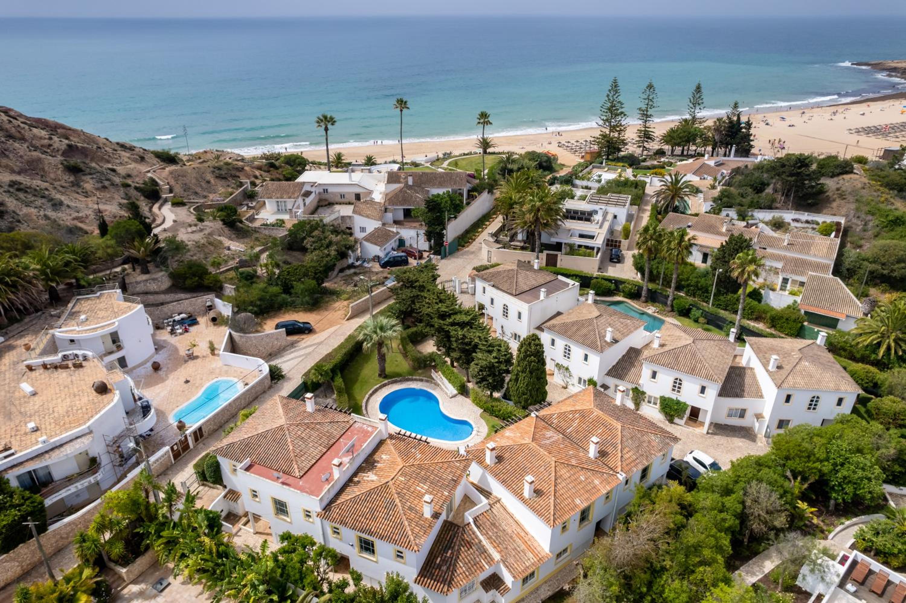 CoolHouses Luz, 3 Bed linked house, shared pool, a stone's throw of the sea, Casa Sirrah view 3
