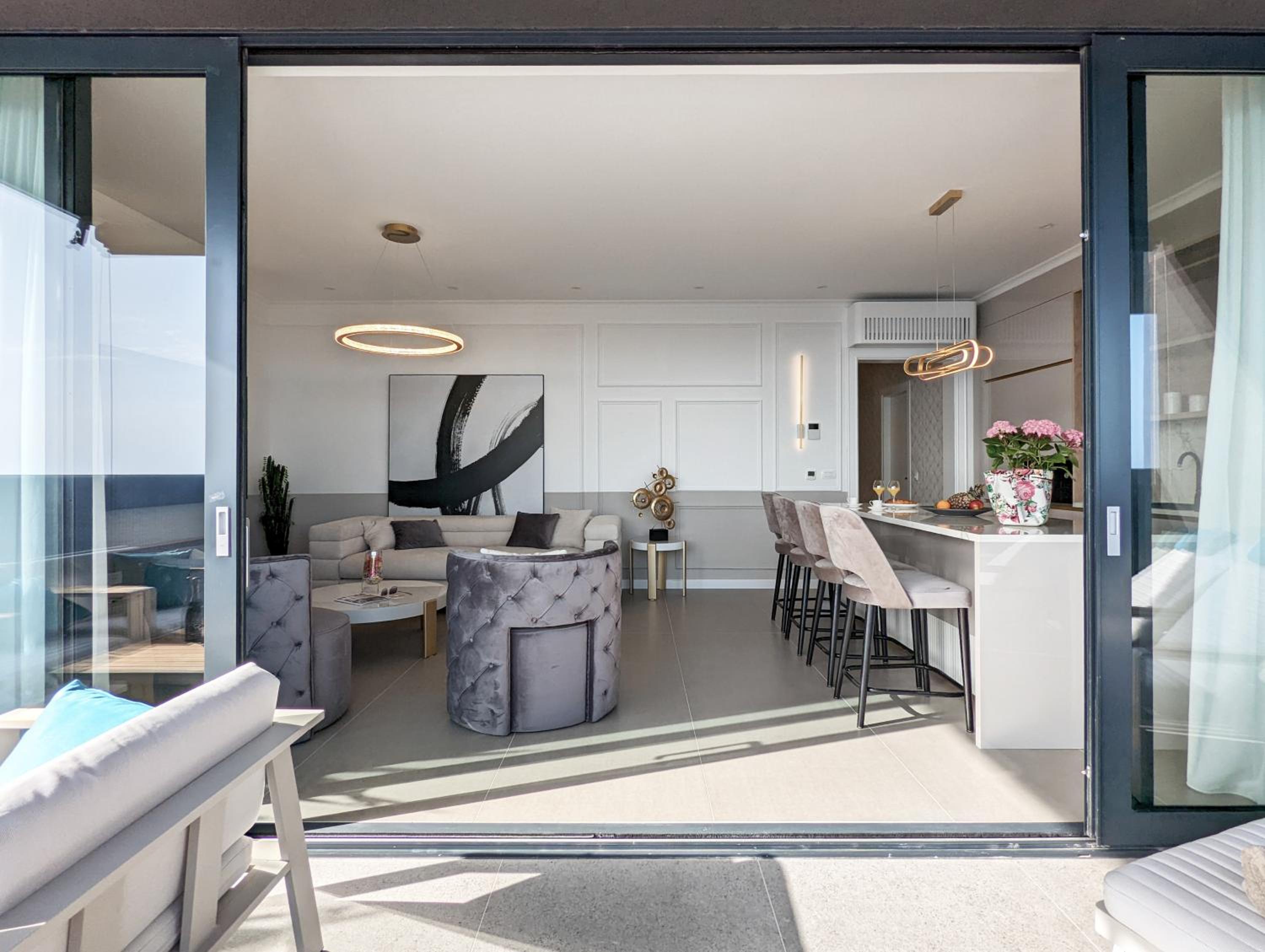 Beyond Breathtaking Modern Residence Sir. Perfect