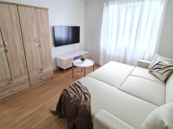 Lovely 2- BR Condo (Fully Air-conditioned w/ Wifi) view 4