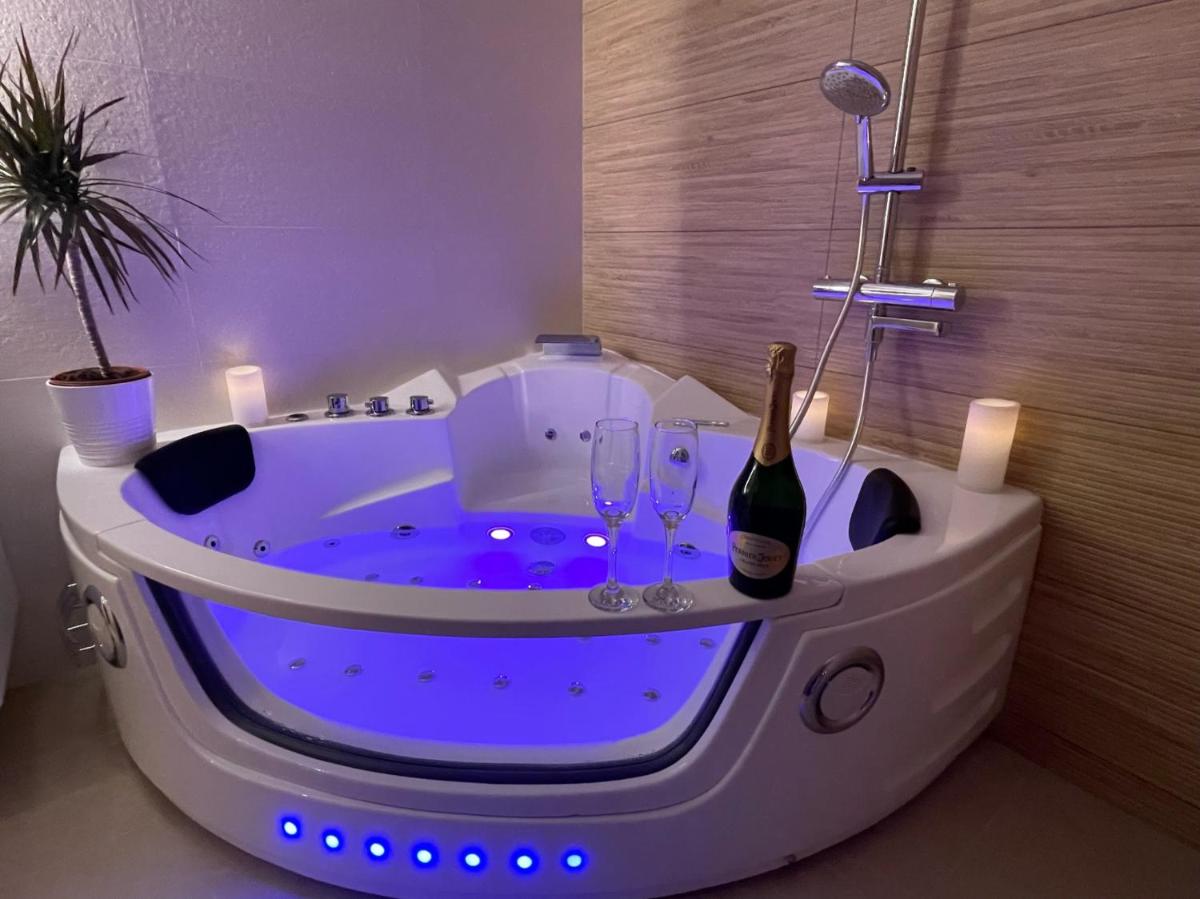 Nice Renting - Love Room Massena - Luxe Room - Jacuzzi - Terrace - King Bed - AC photo 3