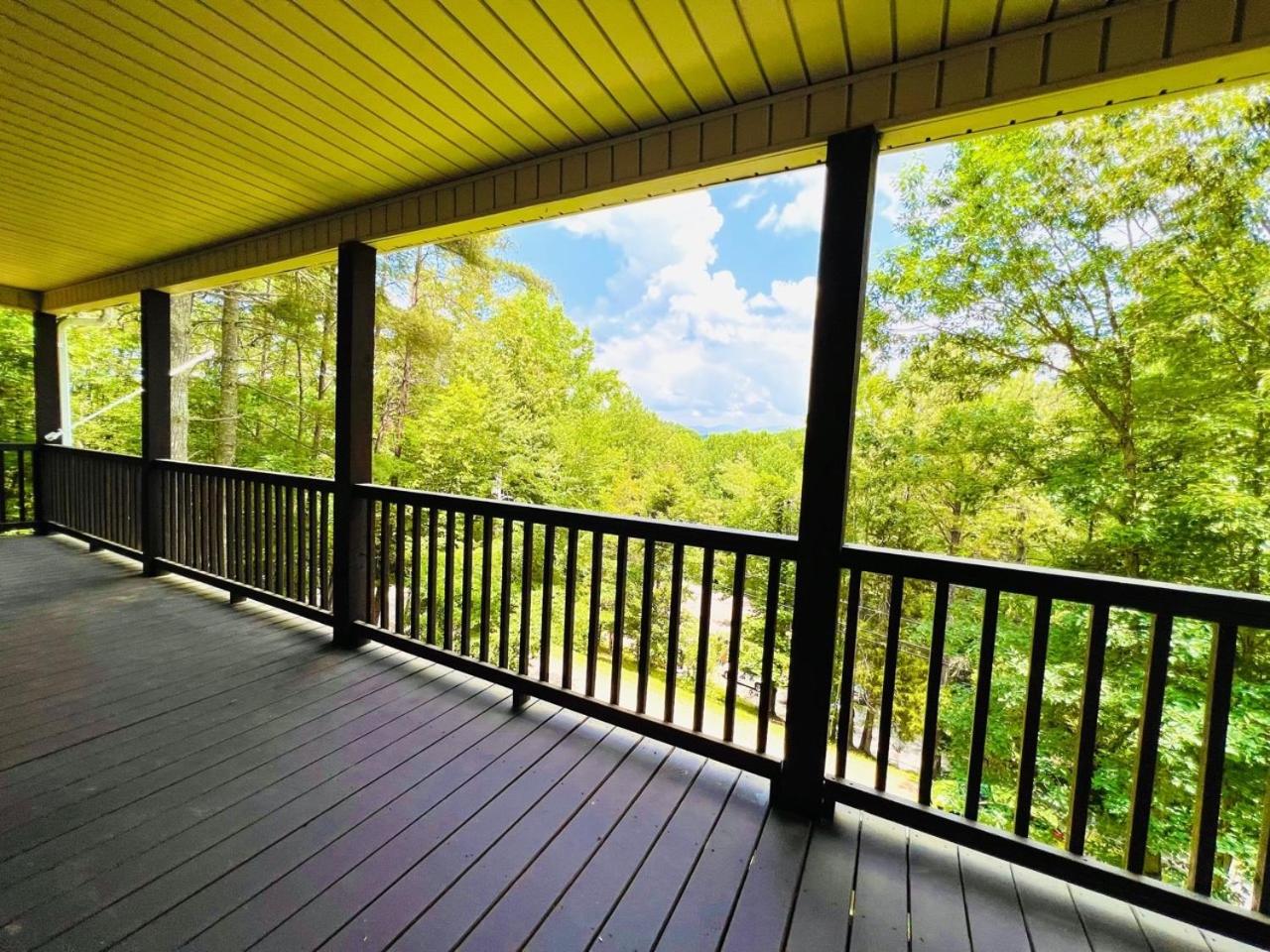 Smokies Hill Top Cabin Mountain Views 2 miles to Town Pet Friendly view 2