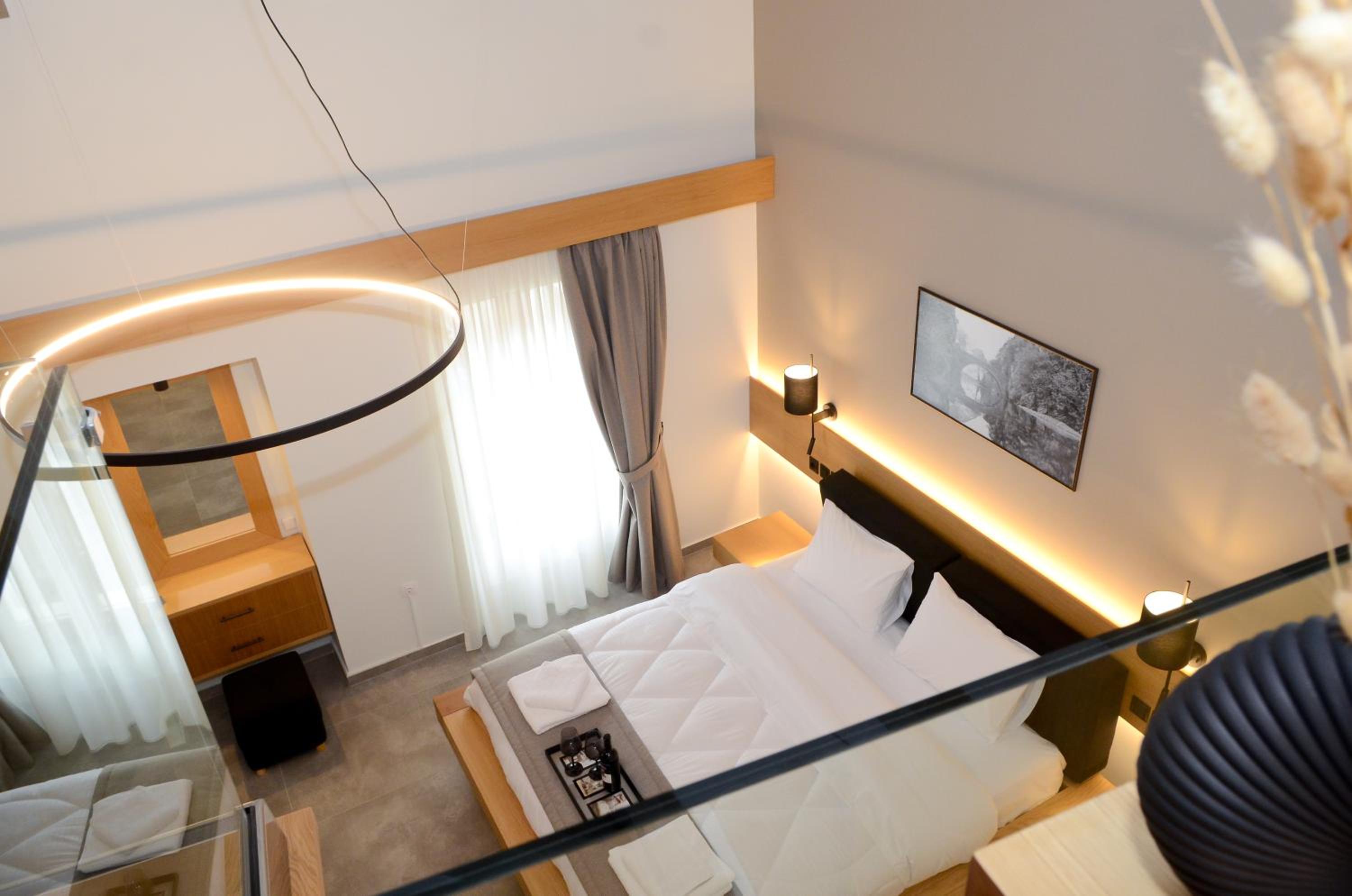 Roloi suites