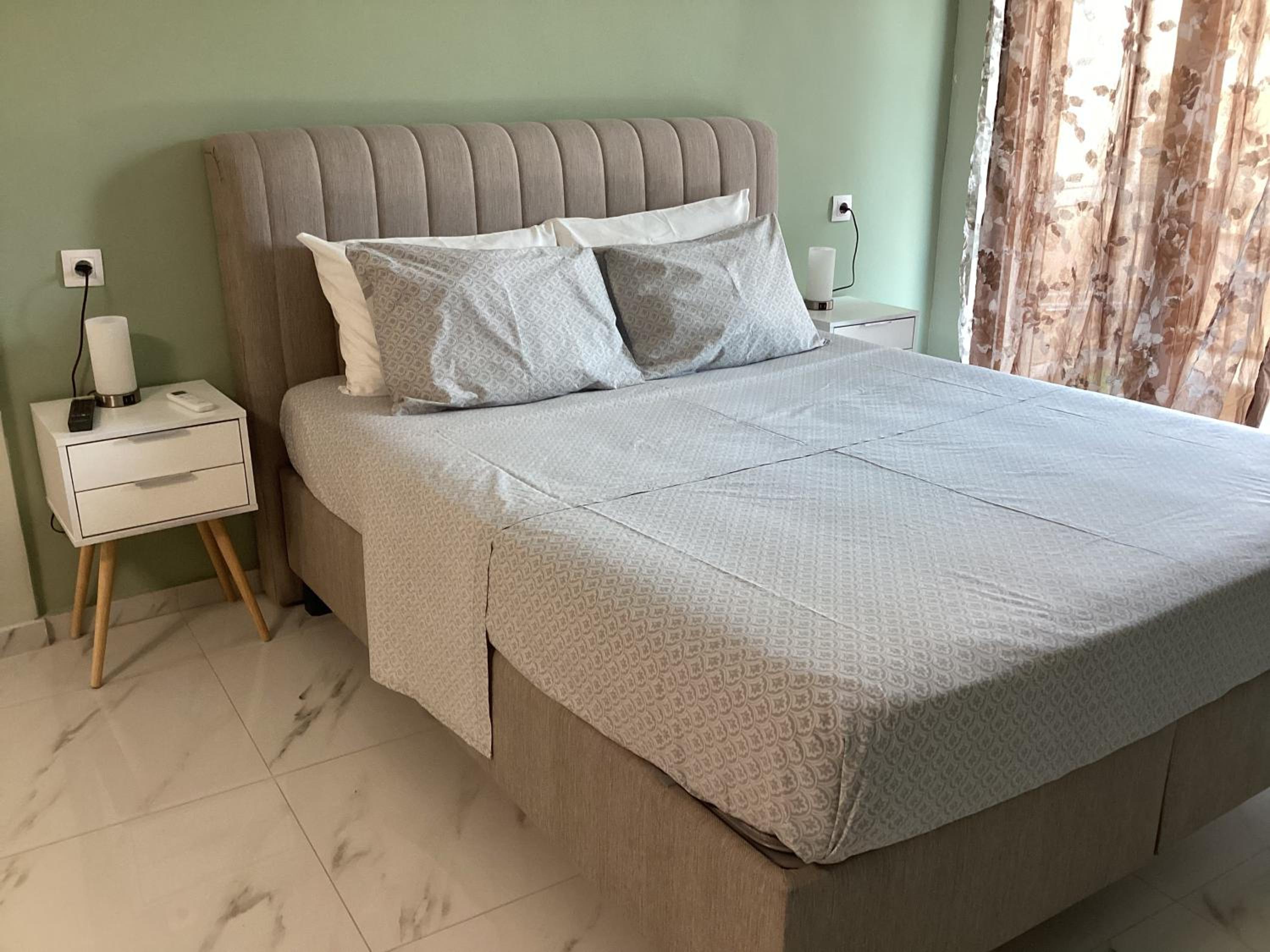 Acropolis Modern Apartments free parking,free pet hosting,Netflix