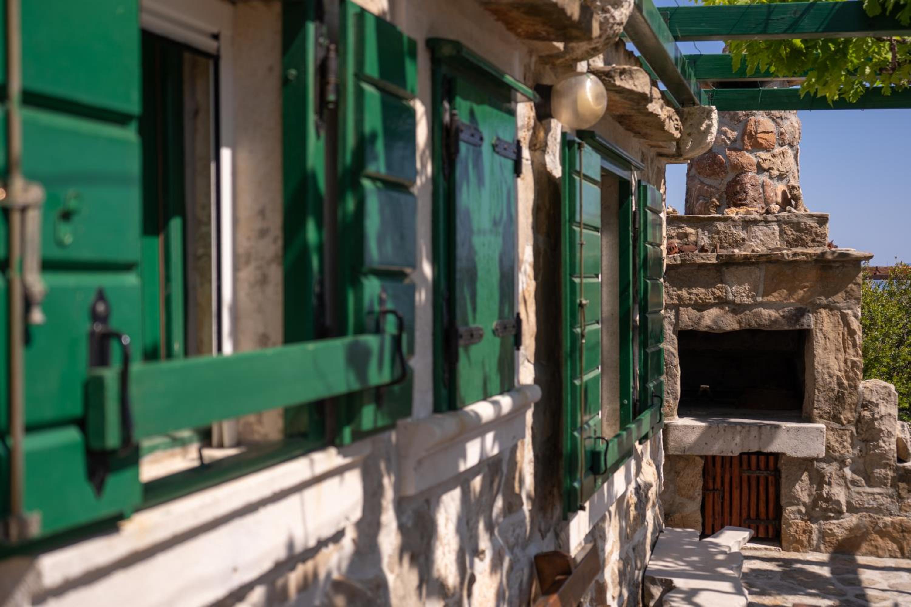 The Ultimate Escape - traditional cottage & private pool view 5