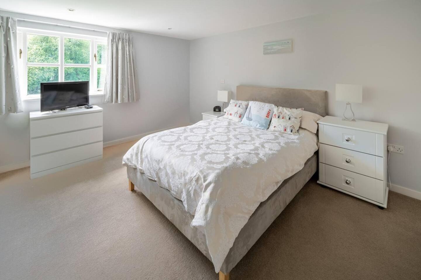 Osbornes Holiday House near Exeter with swimming pool