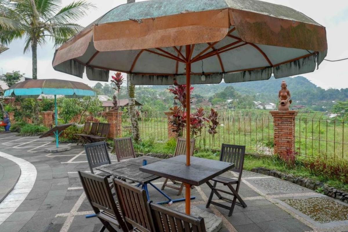 outdoor BBQ area