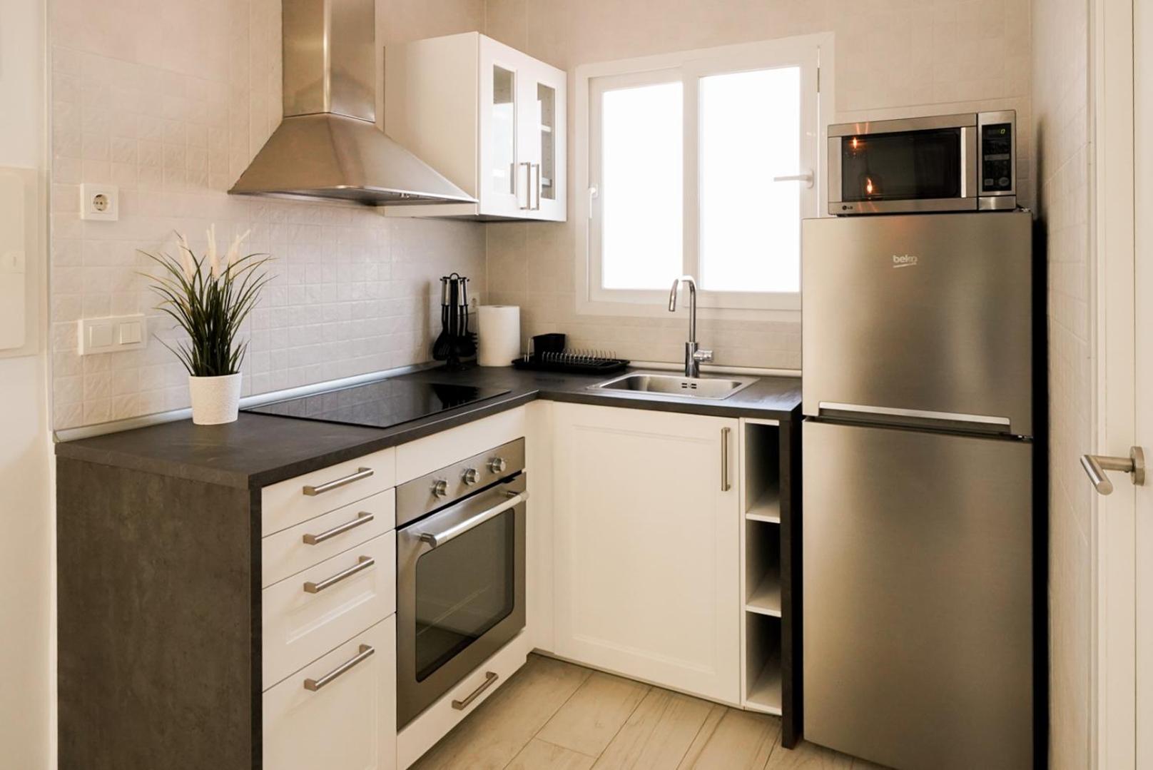 Casa MYA con terreno privado y parking compartido - a 800m de Playa Poniente