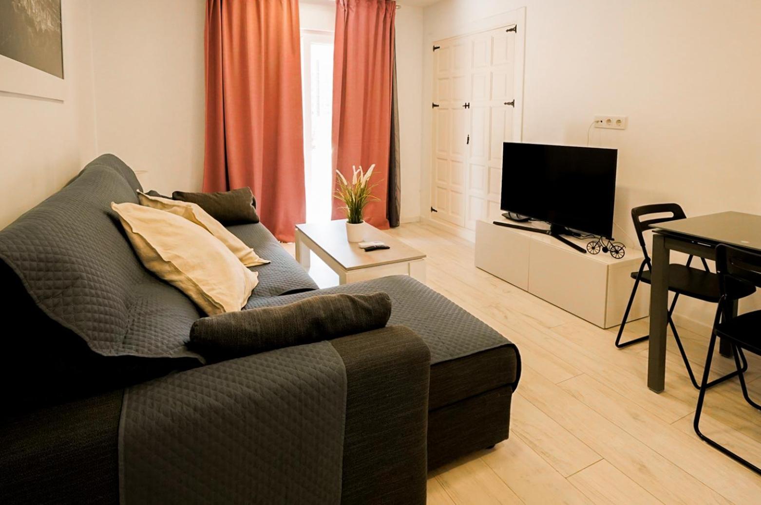 Casa MYA con terreno privado y parking compartido - a 800m de Playa Poniente
