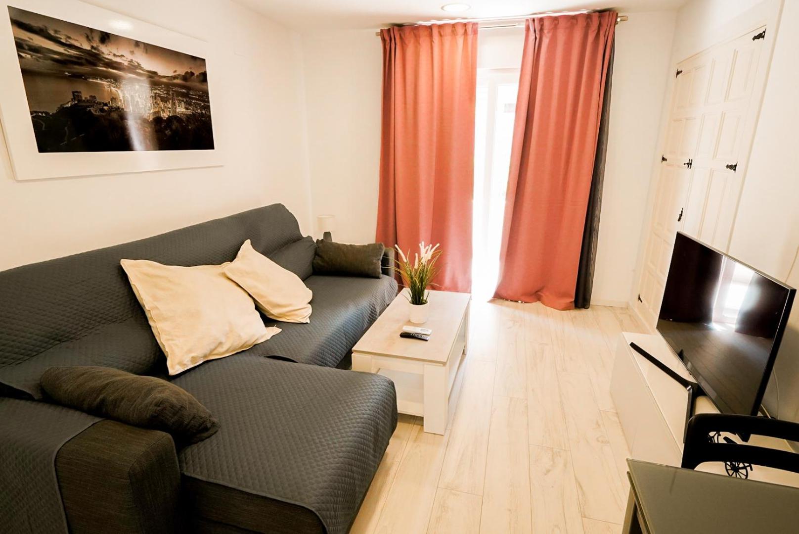 Casa MYA con terreno privado y parking compartido - a 800m de Playa Poniente