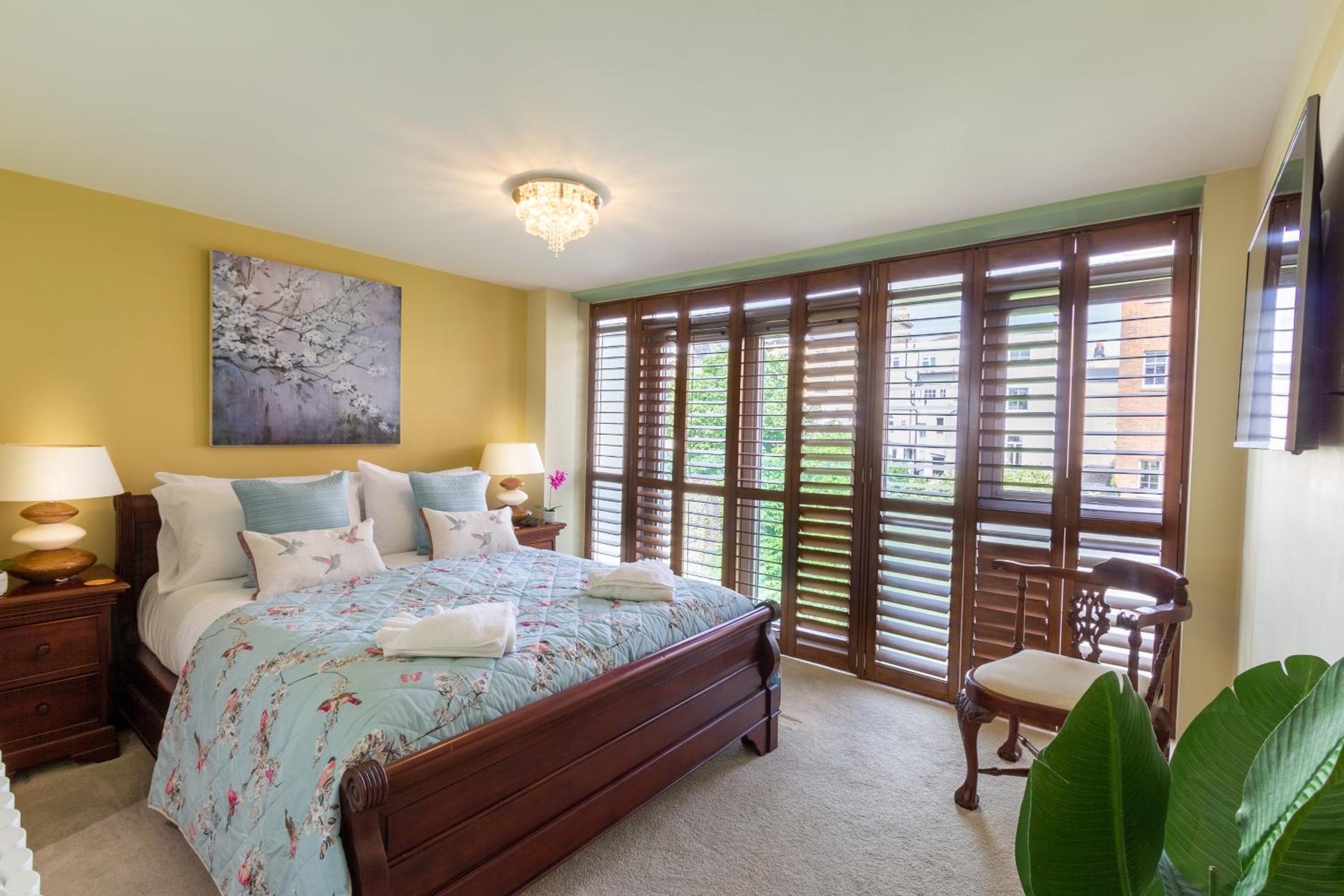 Luxury at The Brunswick - Free Parking-4 bedrooms view 3