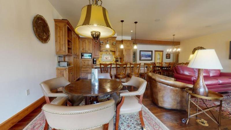 Luxury 4 Bedroom Penthouse In Lionshead Village With Rooftop Pool, Just A Short Walk To Gondola view 2