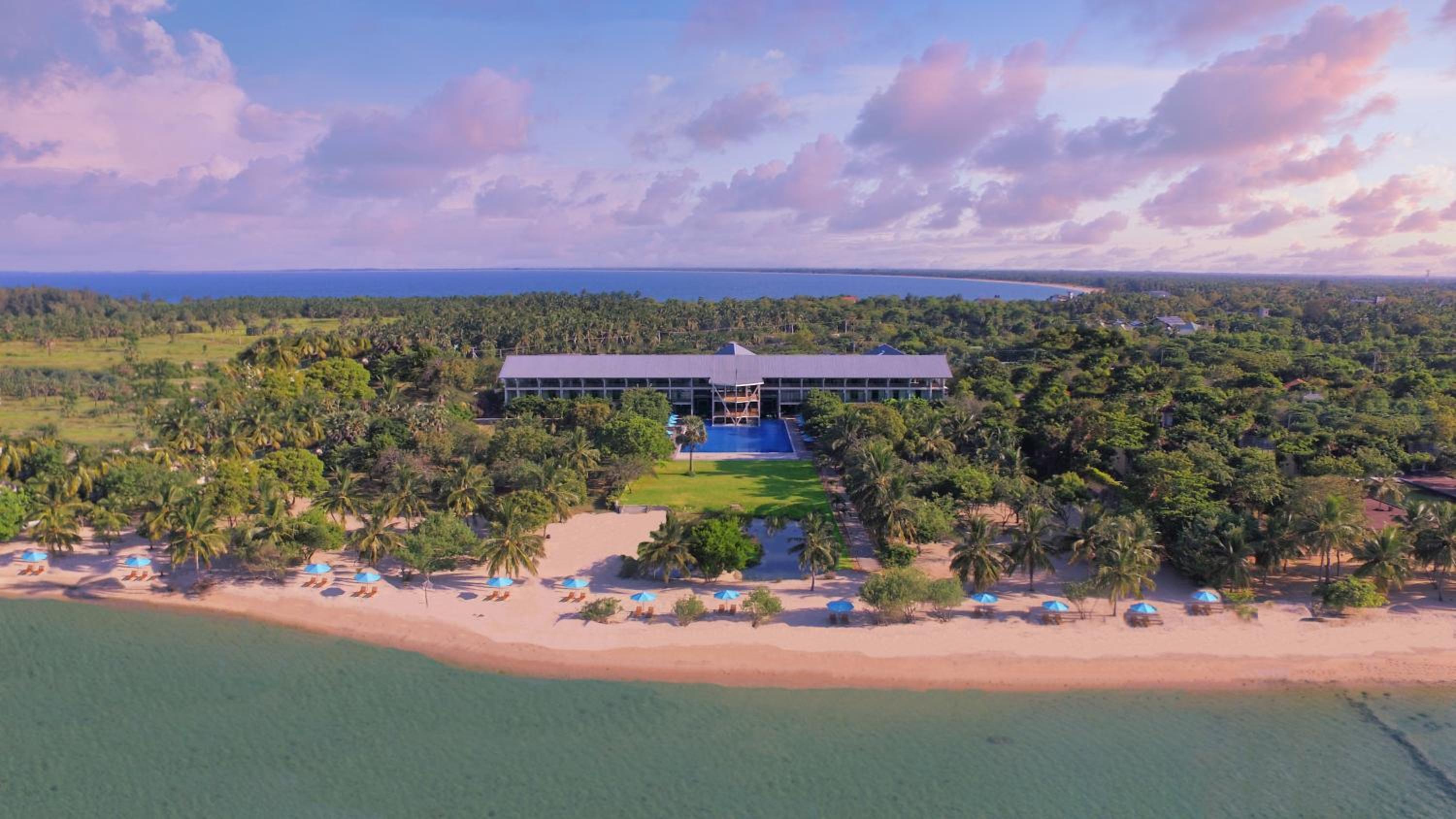 Hotel Breeze Pasikudah - Image 1