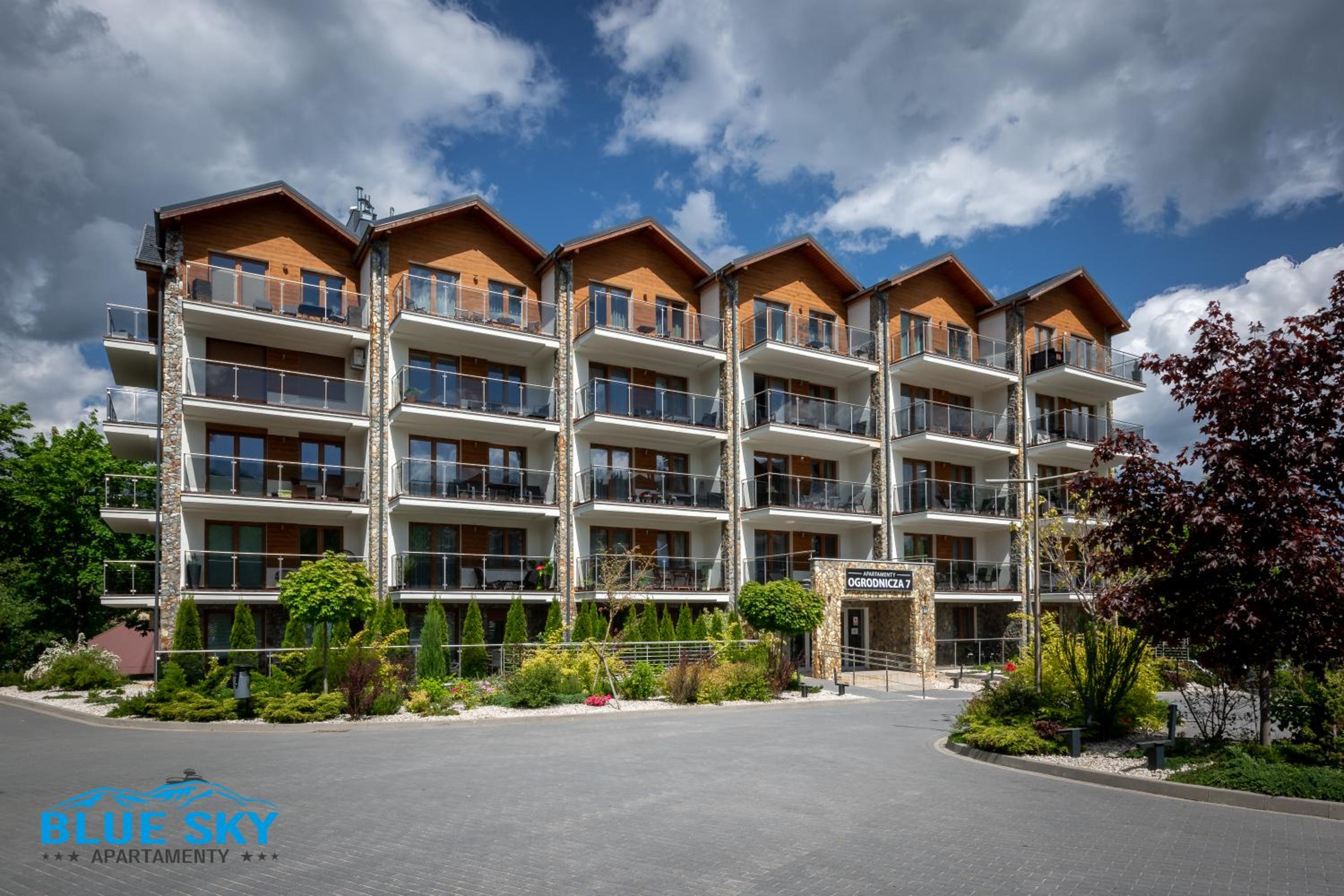 Apartamenty BlueSky-Ogrodnicza - nowoczesne apartamenty z balkonem i widokiem na góry, blisko centrum Karpacza, stoków narciarskich i atrakcji view 2