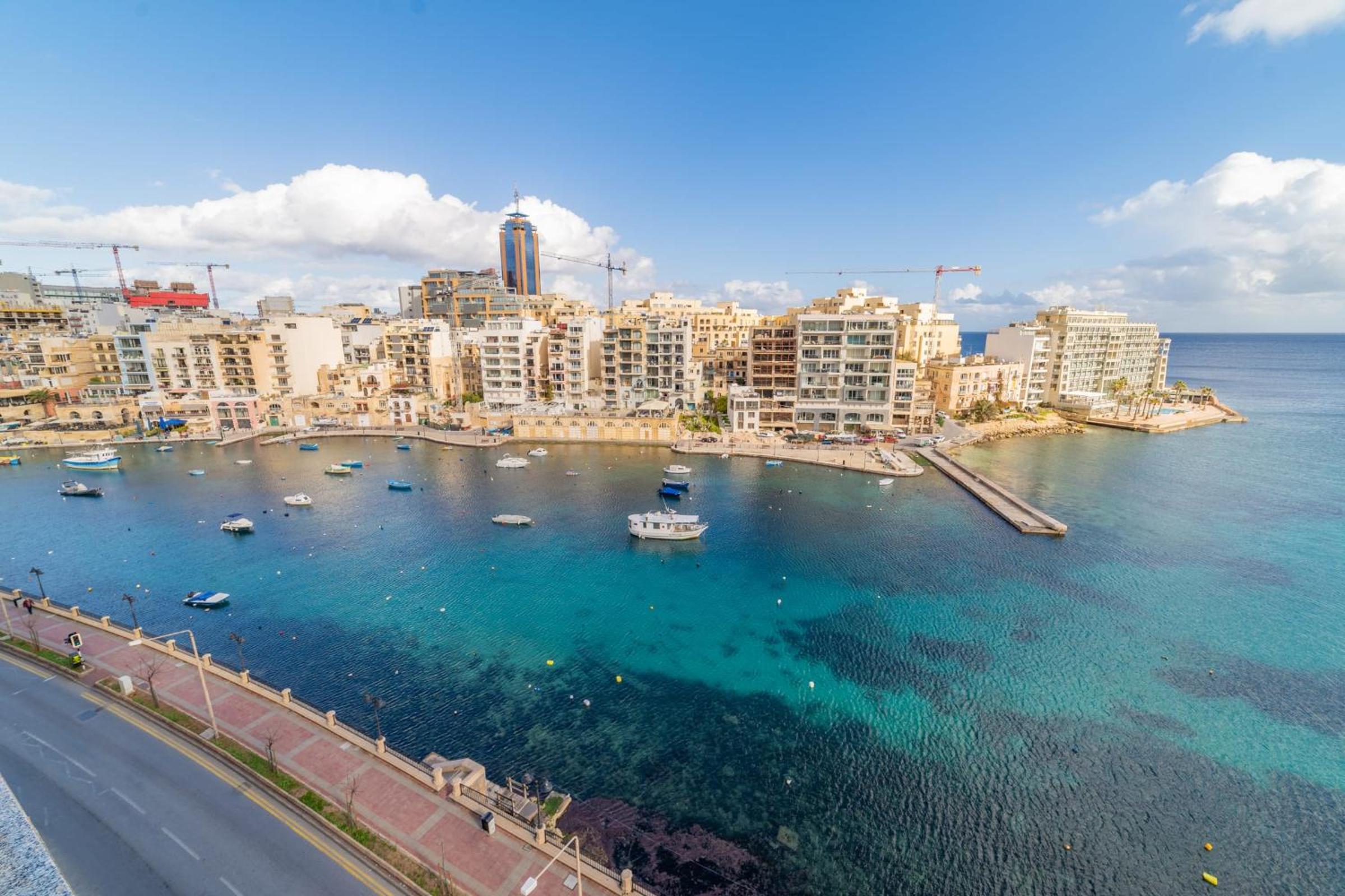 Amazing views of Spinola Bay in Heart of StJulians-hosted by Sweetstay — St Julian's