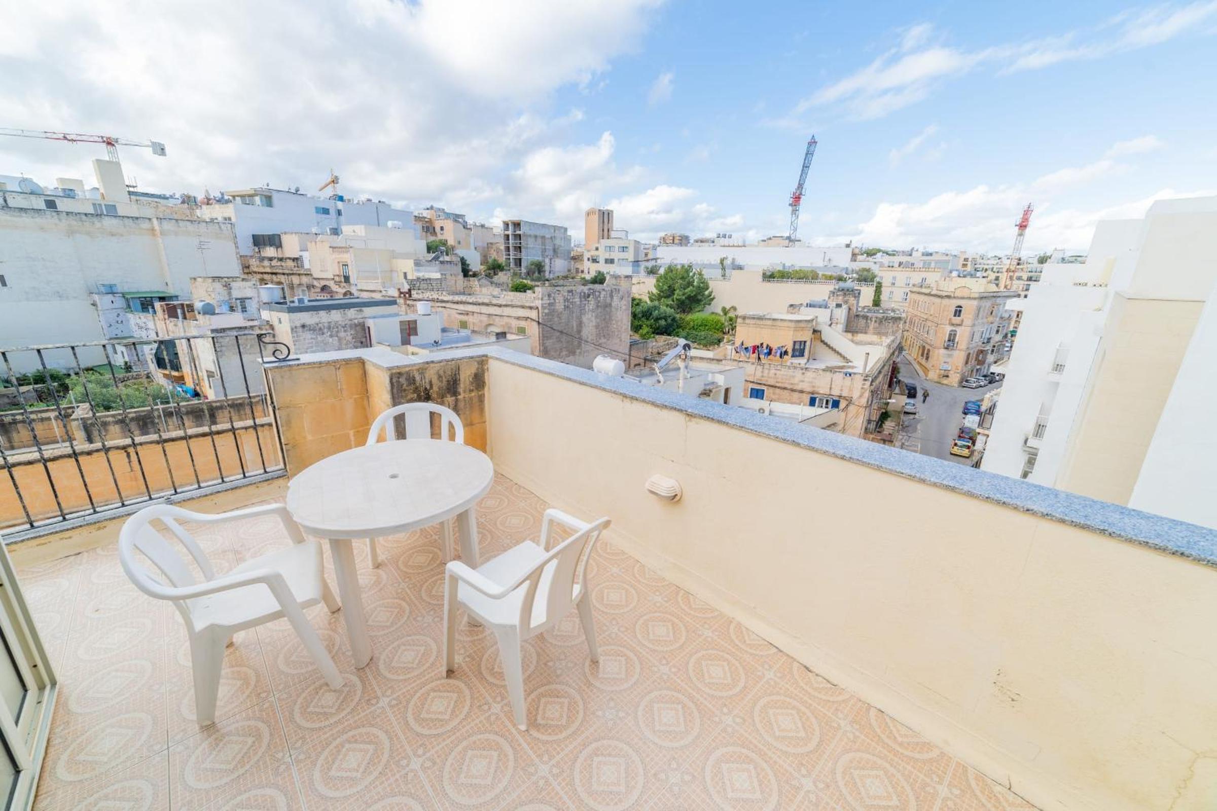 Amazing views of Spinola Bay in Heart of StJulians-hosted by Sweetstay photo 3