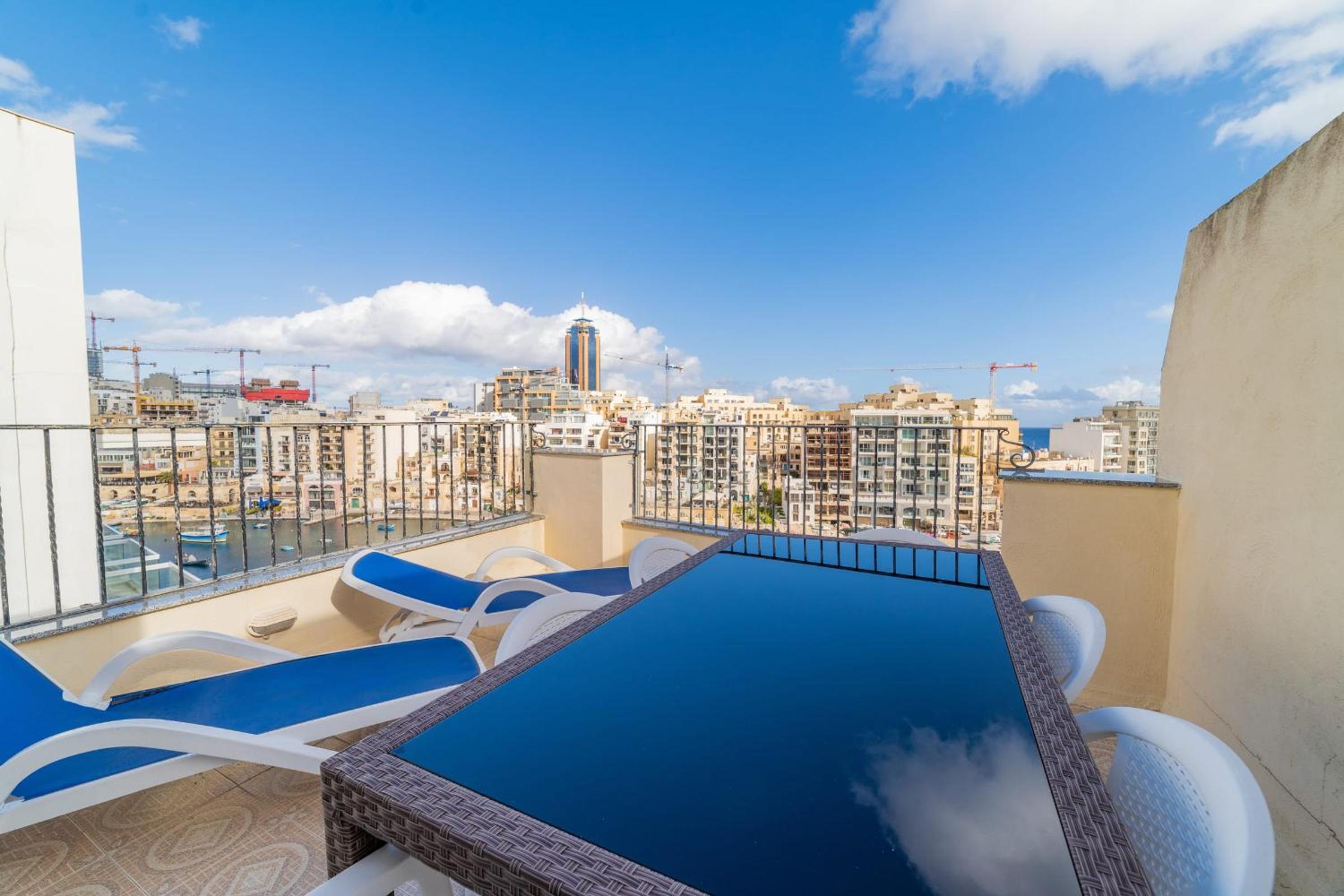 Amazing views of Spinola Bay in Heart of StJulians-hosted by Sweetstay photo 2