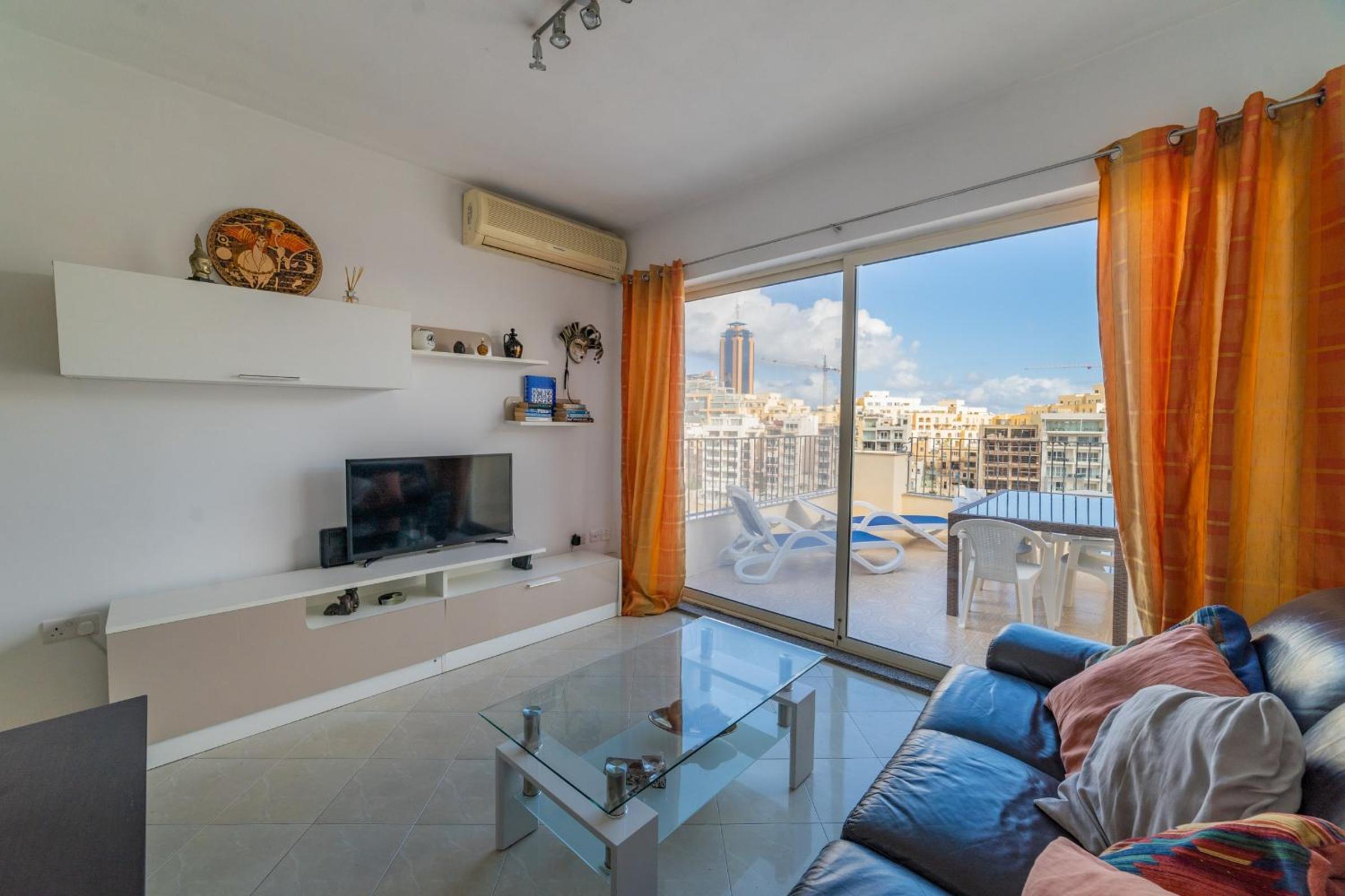 Amazing views of Spinola Bay in Heart of StJulians-hosted by Sweetstay photo 3