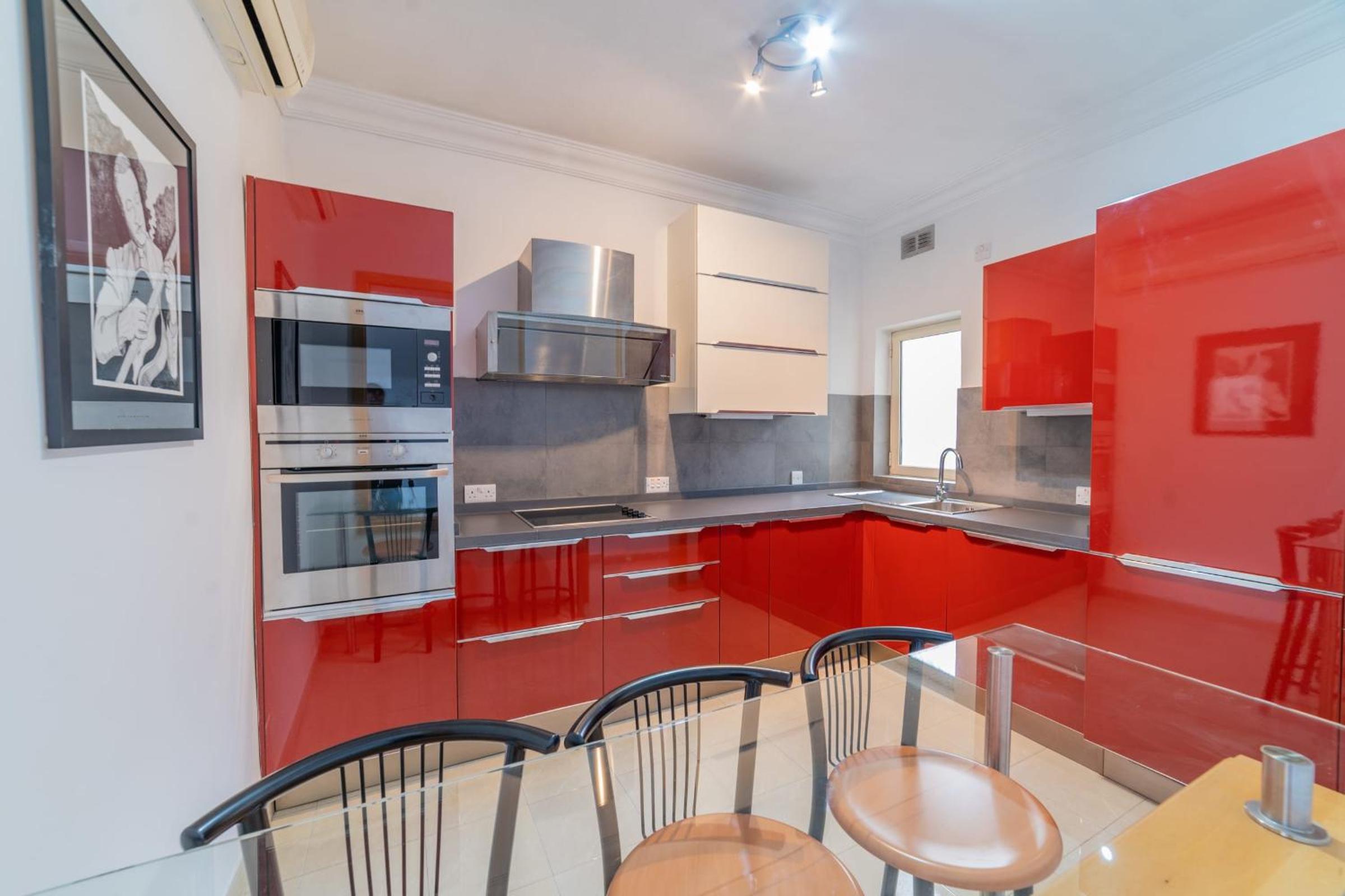 Amazing views of Spinola Bay in Heart of StJulians-hosted by Sweetstay photo 2