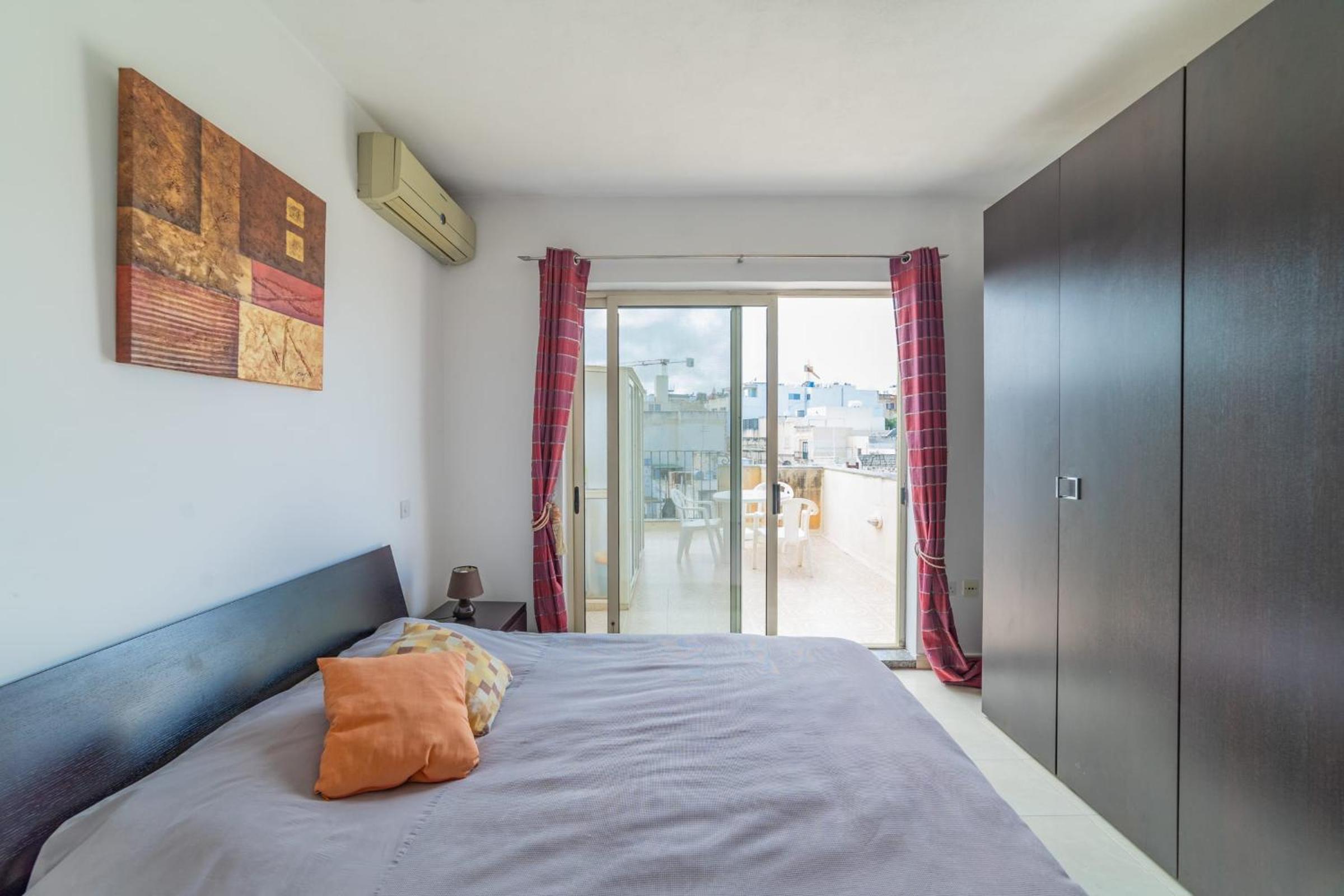 Amazing views of Spinola Bay in Heart of StJulians-hosted by Sweetstay photo 4