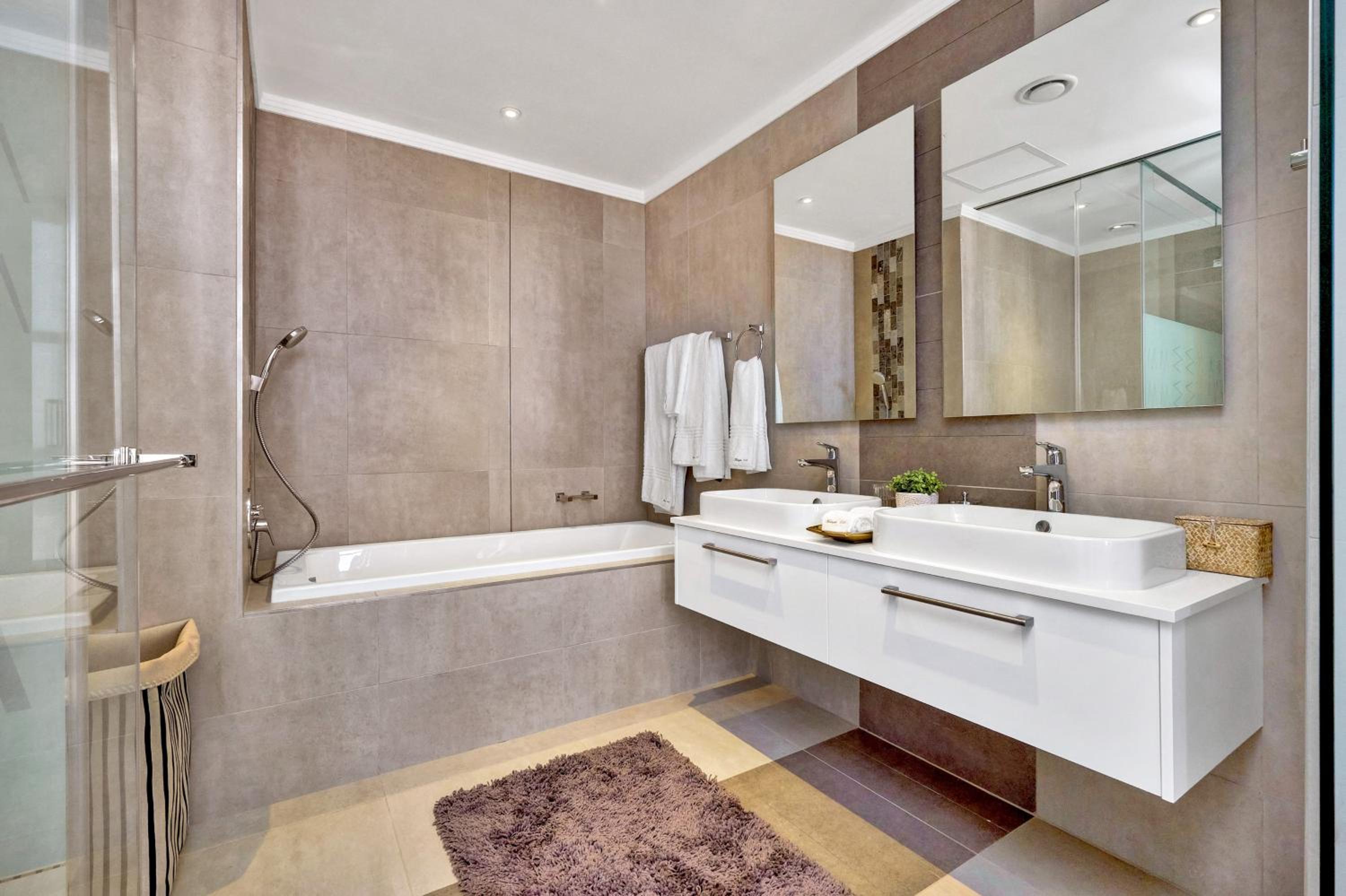 Sandton Apartment 15 West Road South