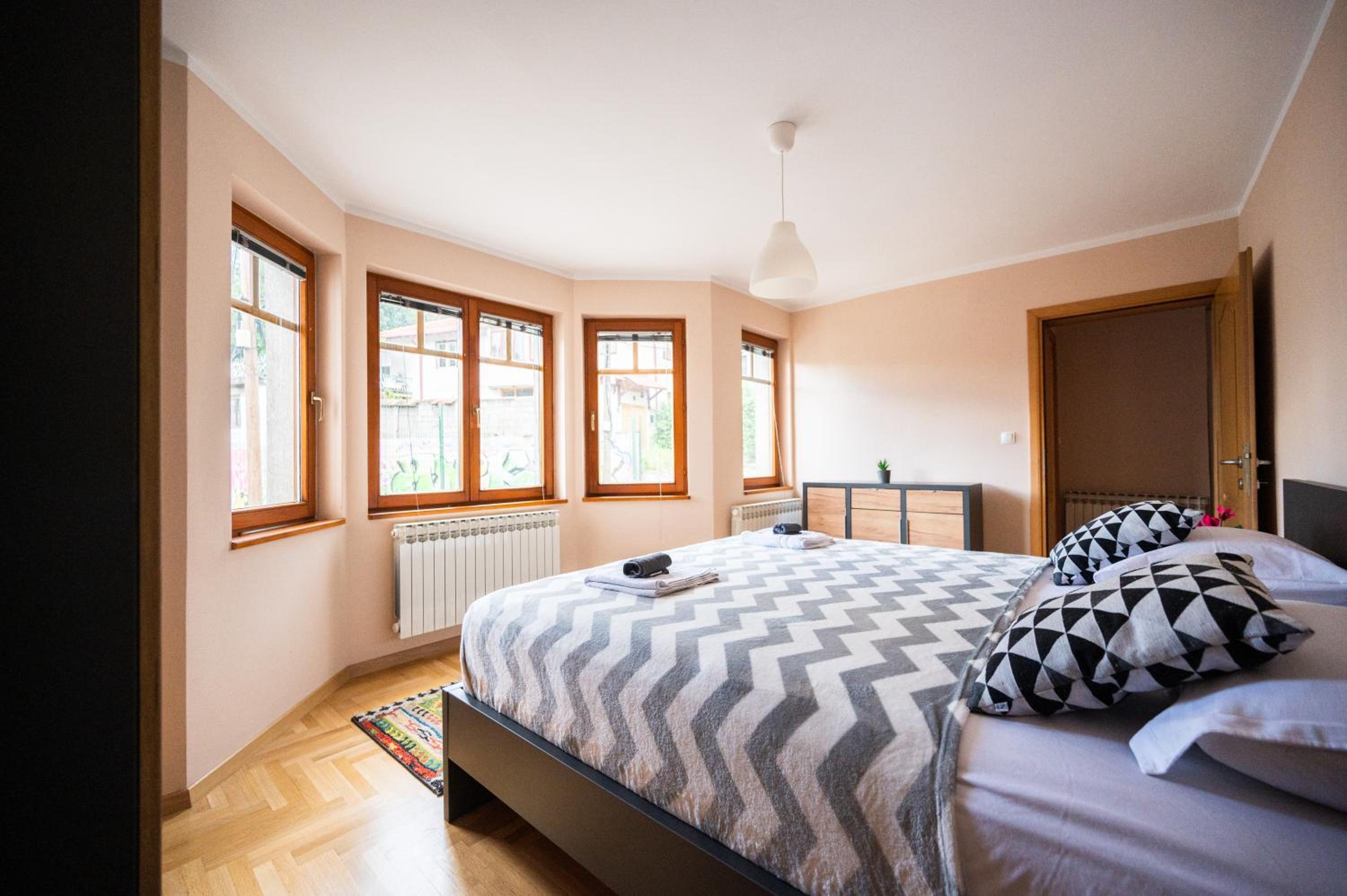 Spacious & Modern Apartments- Old Town