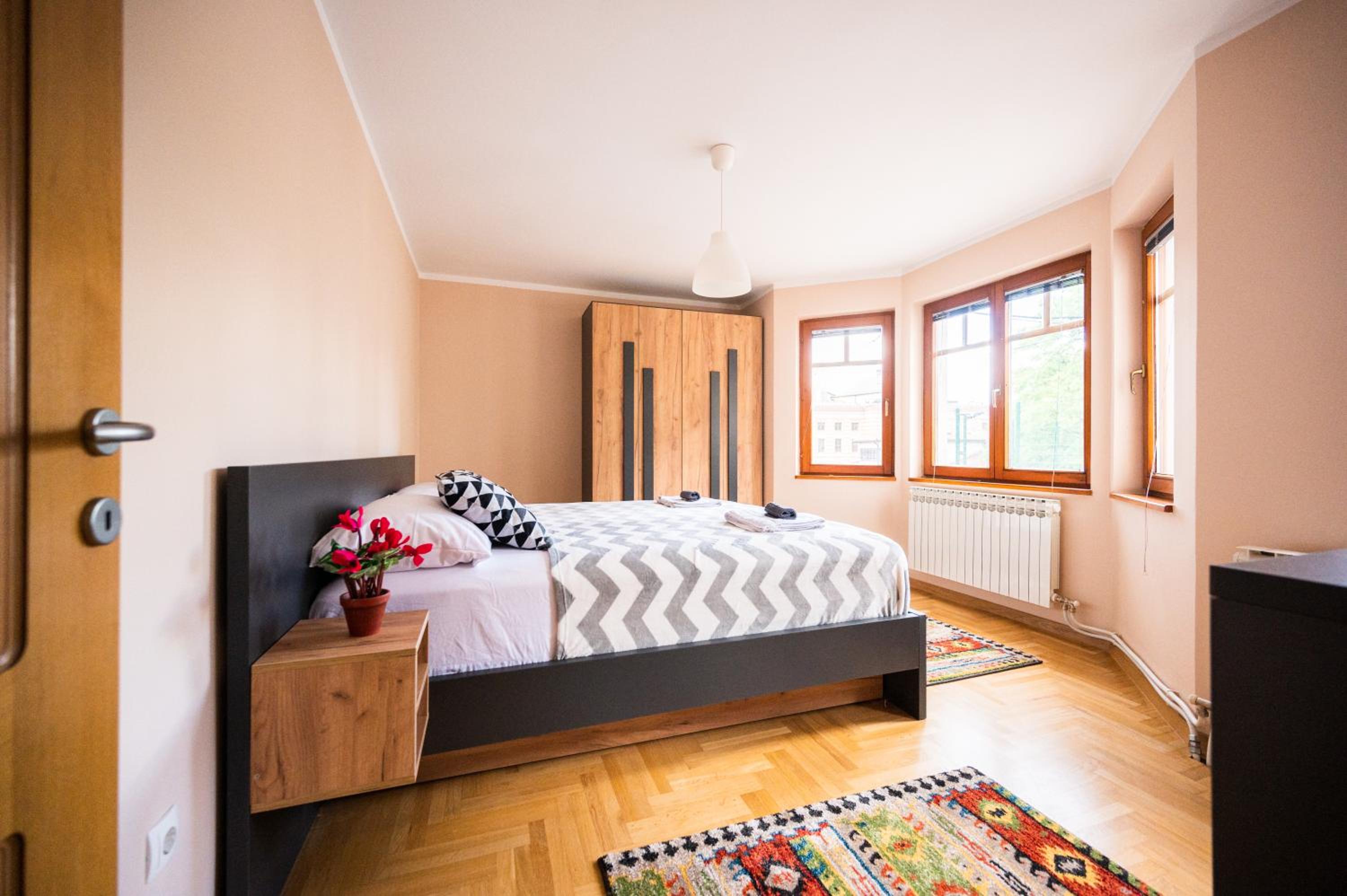 Spacious & Modern Apartments- Old Town