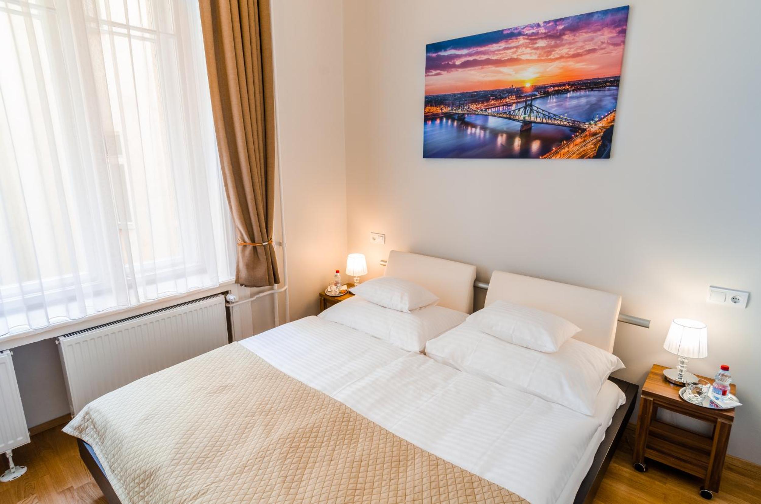 Anabelle Bed and Budapest