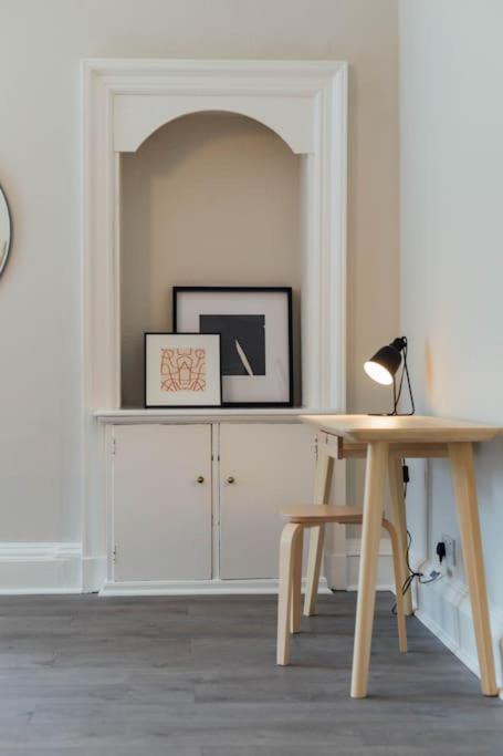Stylish Stirling Apartment - free parking view 5