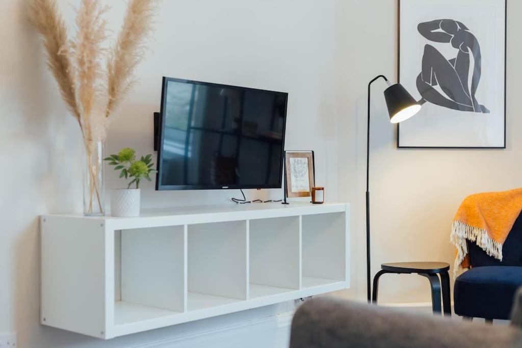 Stylish Stirling Apartment - free parking view 4
