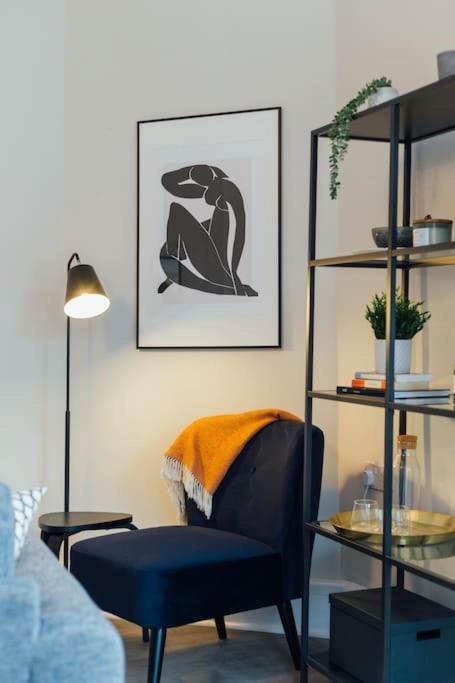 Stylish Stirling Apartment - free parking view 2