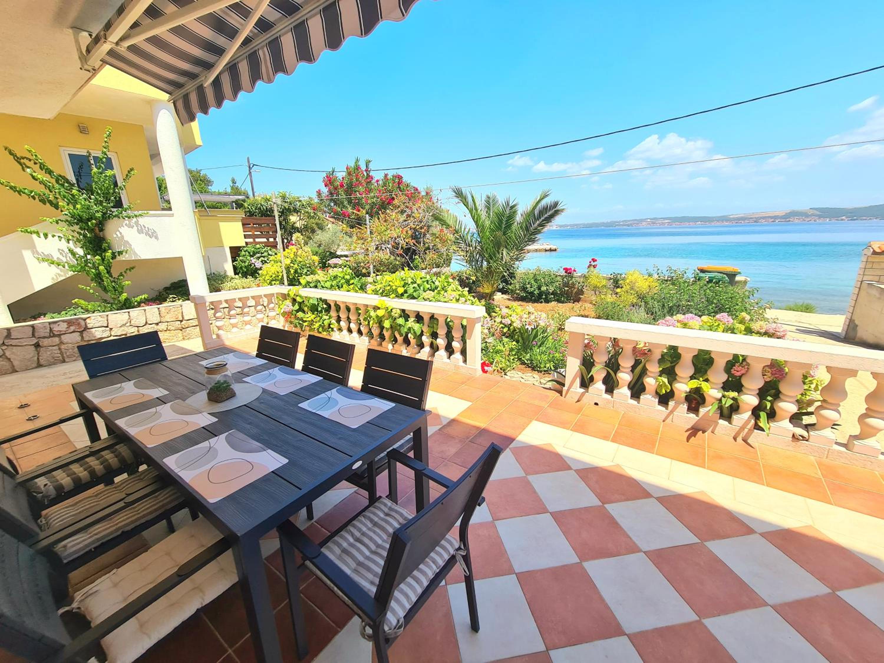 Beachfront 5BR Home Victoria view 3