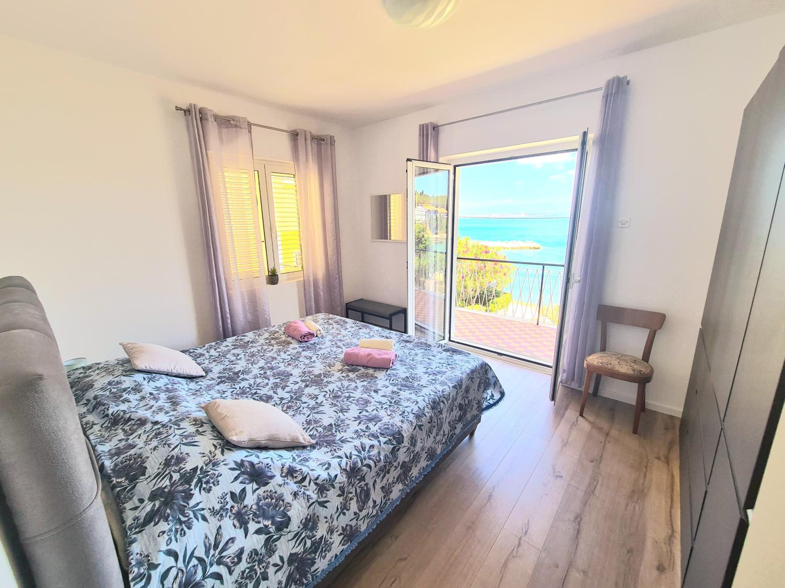 Beachfront 5BR Home Victoria view 5