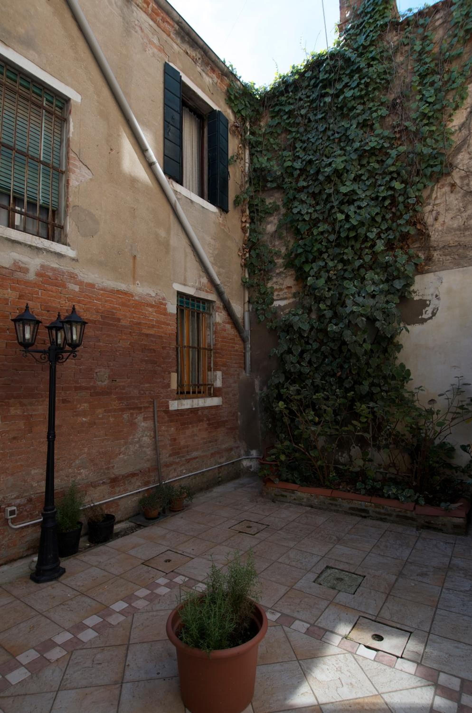Al Portico Guest House