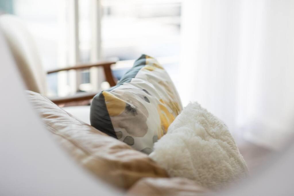 Modern, trendy and comfortable 2 bedroom apartment in Cape Town view 5