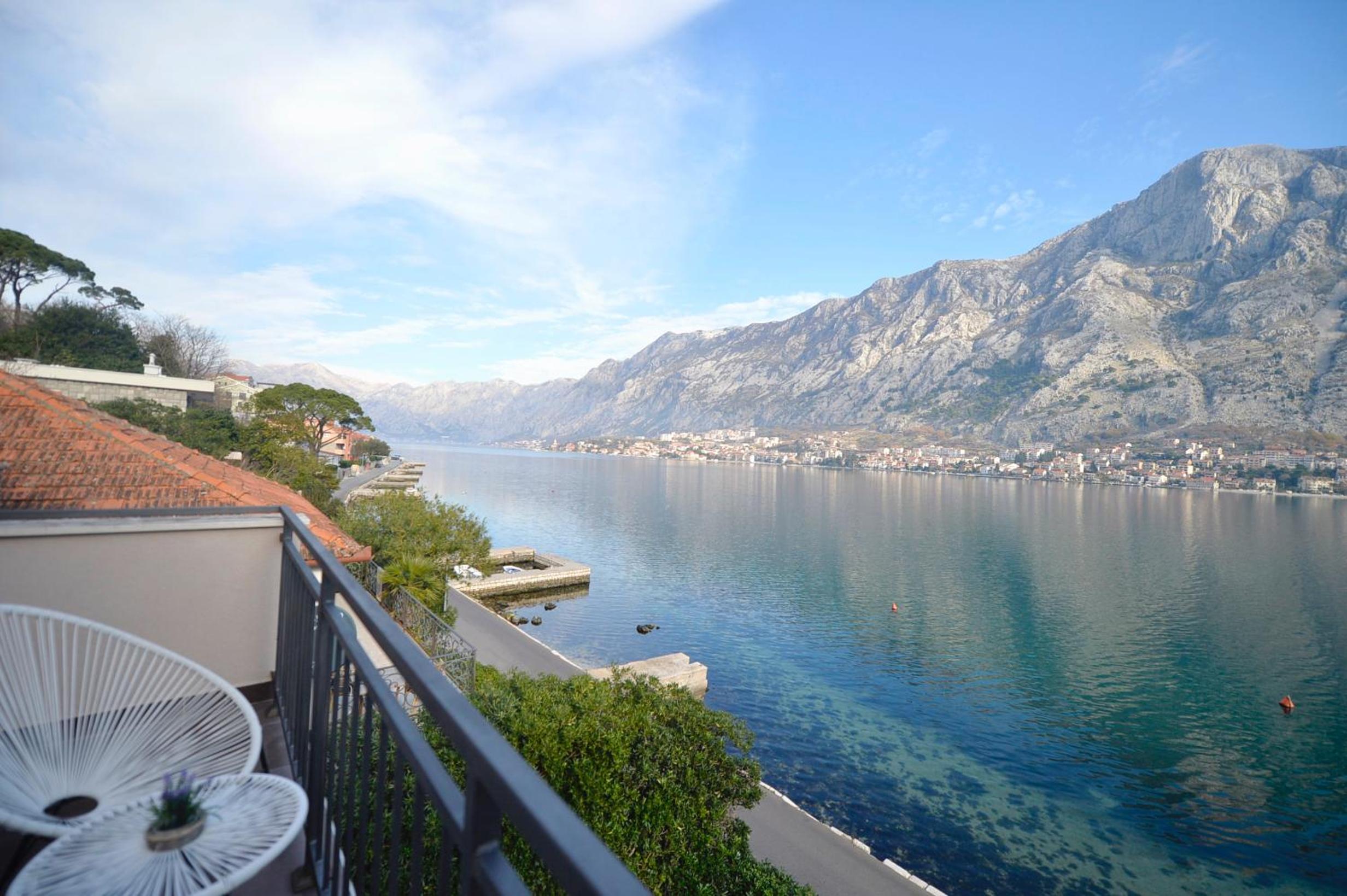 Seafront Apartments House 44 Private Balcony Old Town View