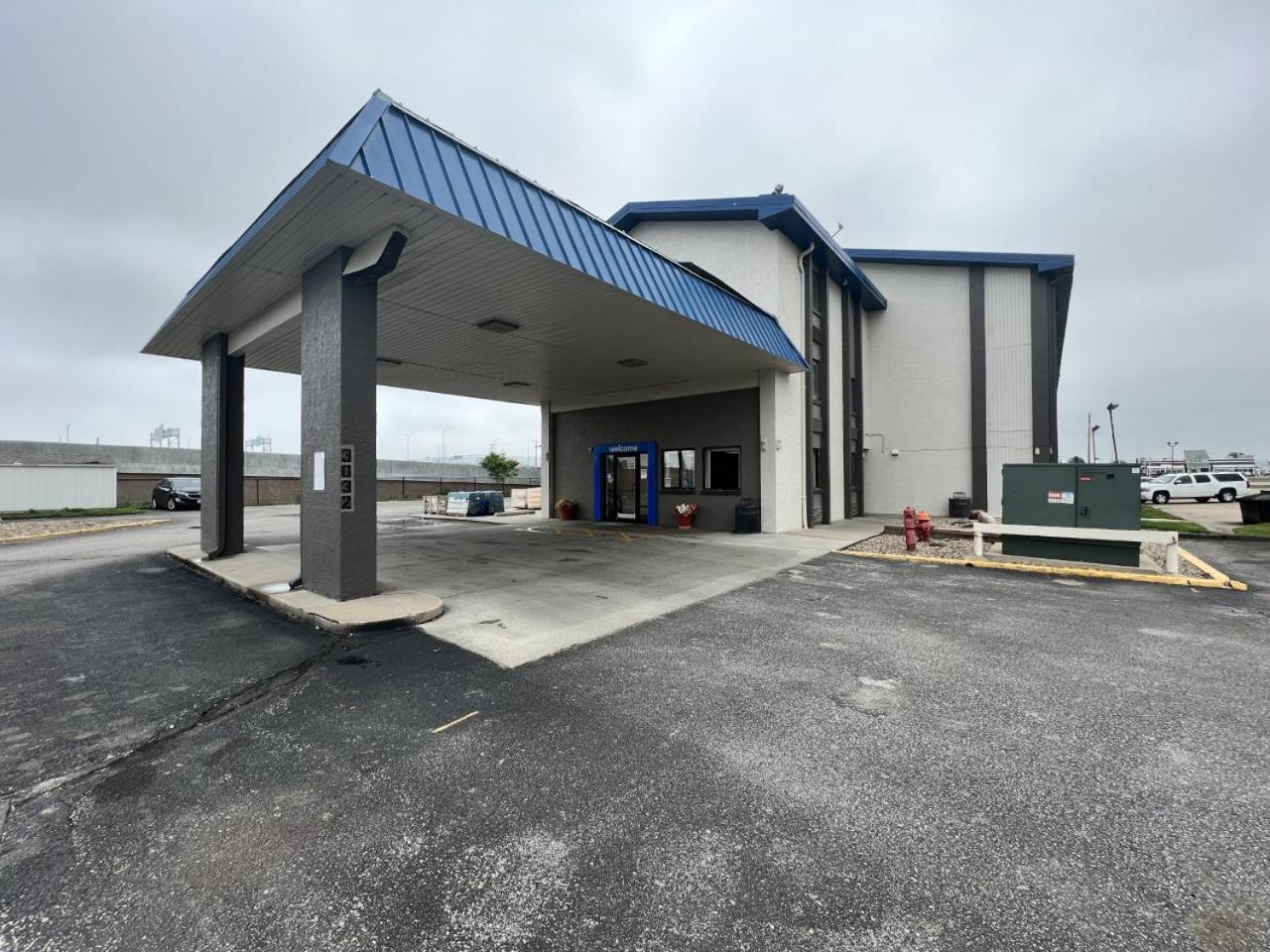 Hotel Motel 6-Council Bluffs, IA - Omaha East - Image 1