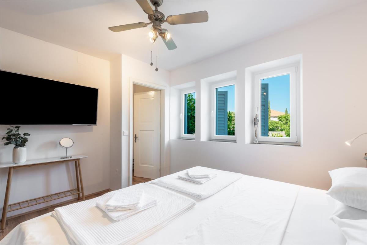 Apartment Near Old Town, FREE PARKING & Huge Garden