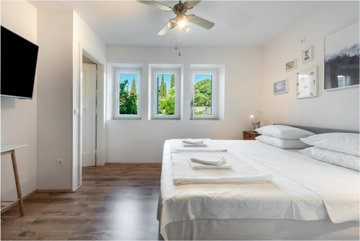 Apartment Near Old Town, FREE PARKING & Huge Garden