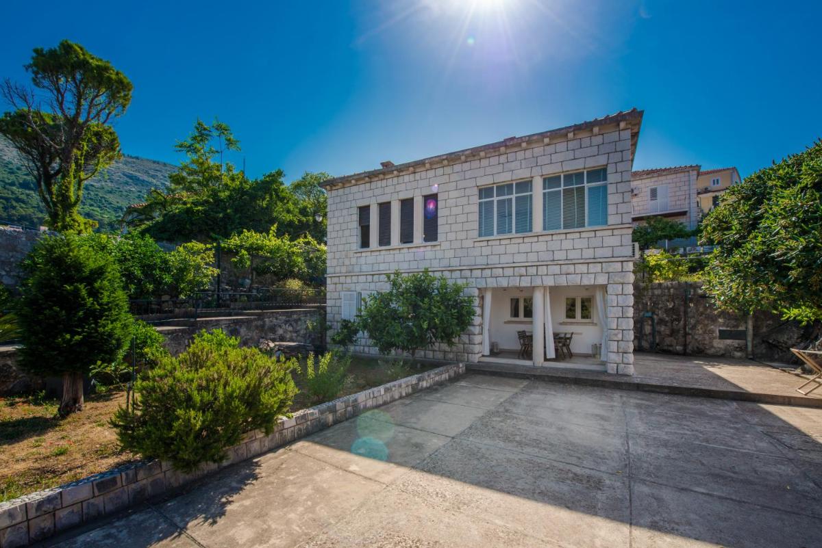 Apartment Near Old Town, FREE PARKING & Huge Garden