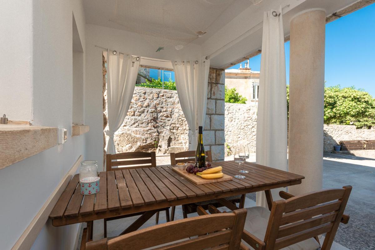 Apartment Near Old Town, FREE PARKING & Huge Garden