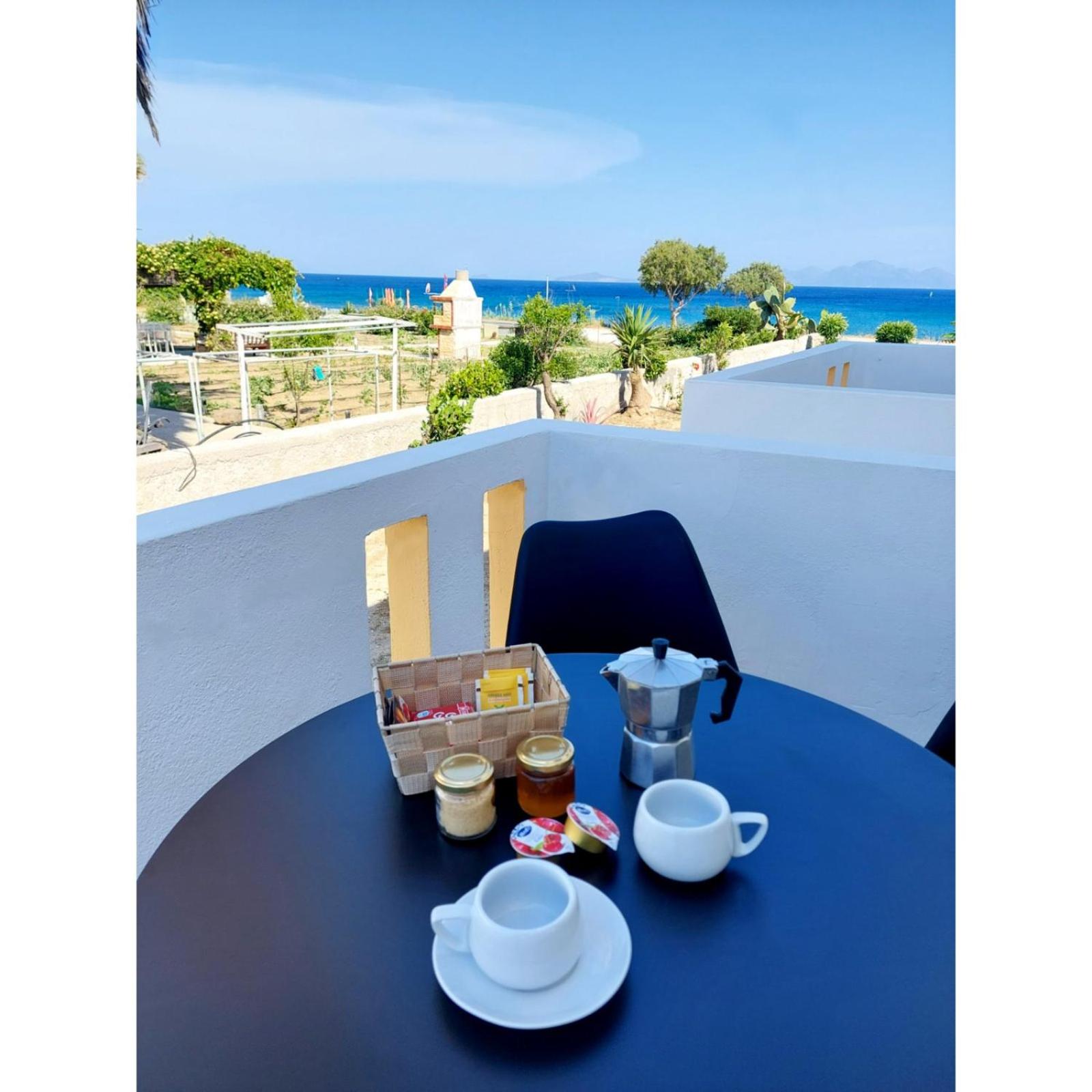 POLITIS STUDIOS en Kefalos — balance & terrace