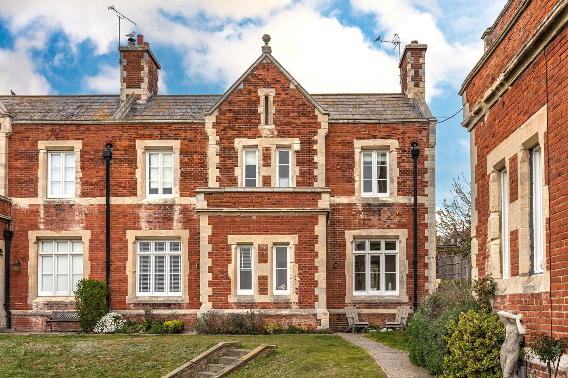 Coastal Cottage: Charming three bedroom cottage with private garden view 3