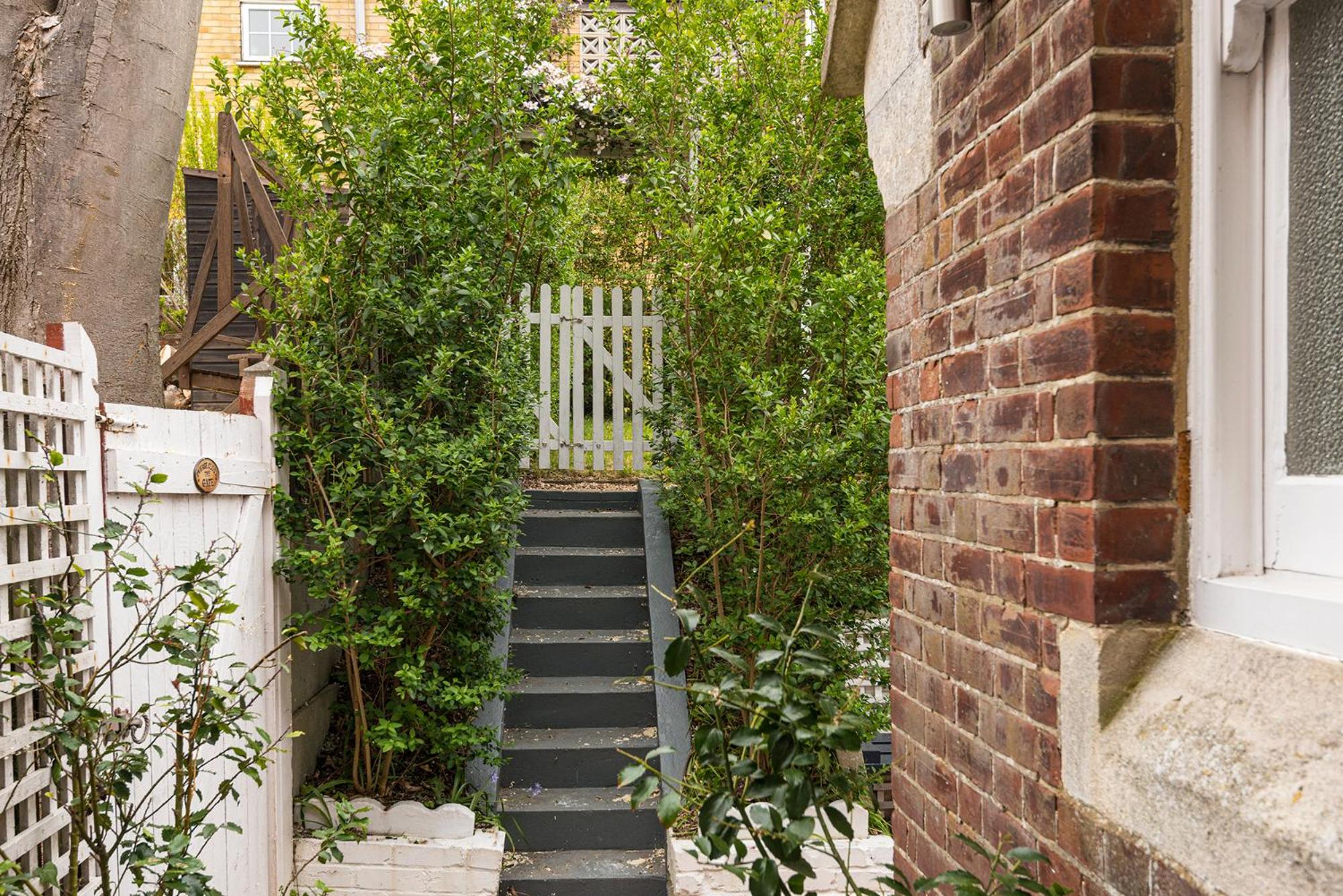 Coastal Cottage: Charming three bedroom cottage with private garden view 4