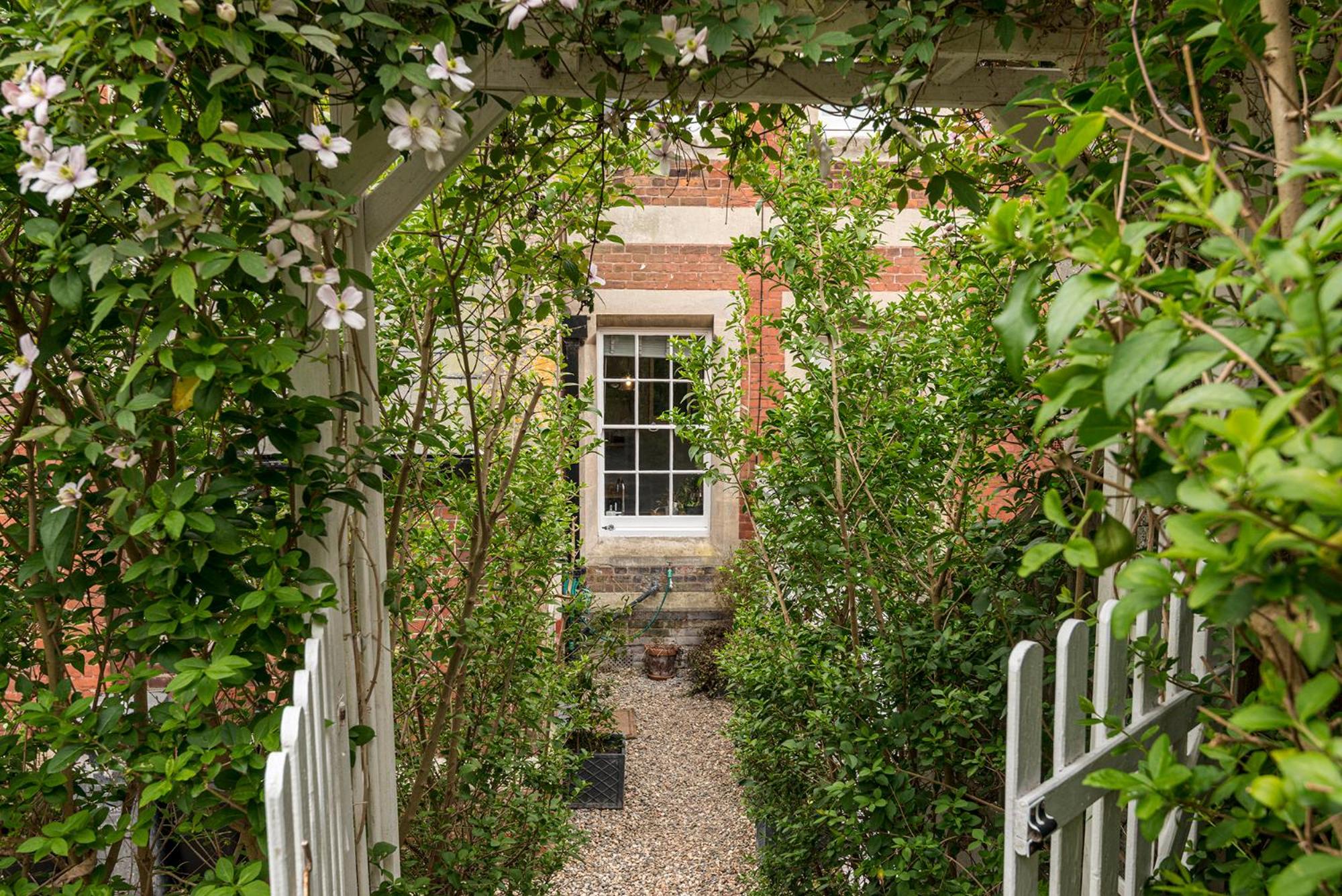 Coastal Cottage: Charming three bedroom cottage with private garden view 5
