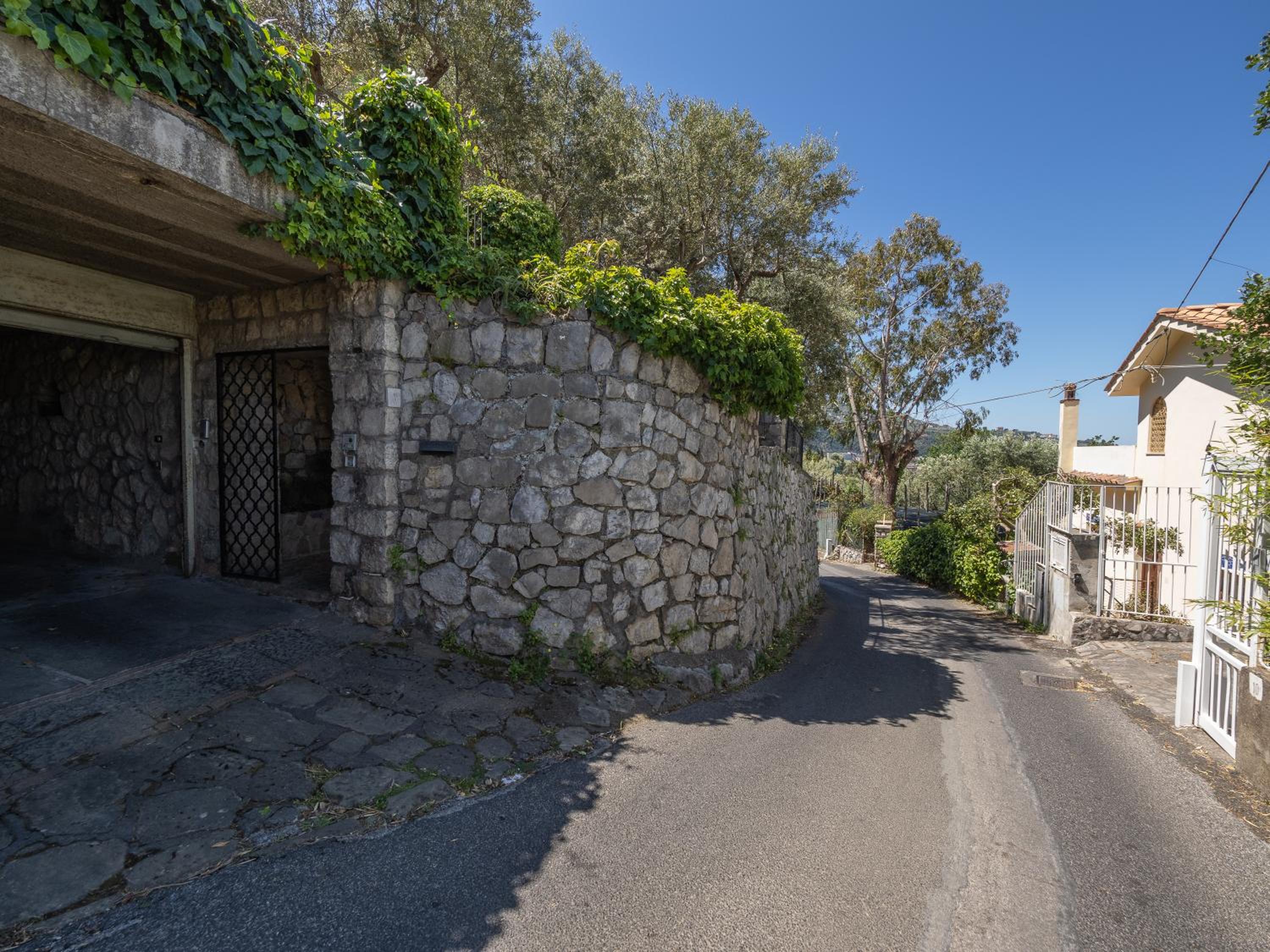 Ulivi Apt - De Vivo Realty Sorrento view 4