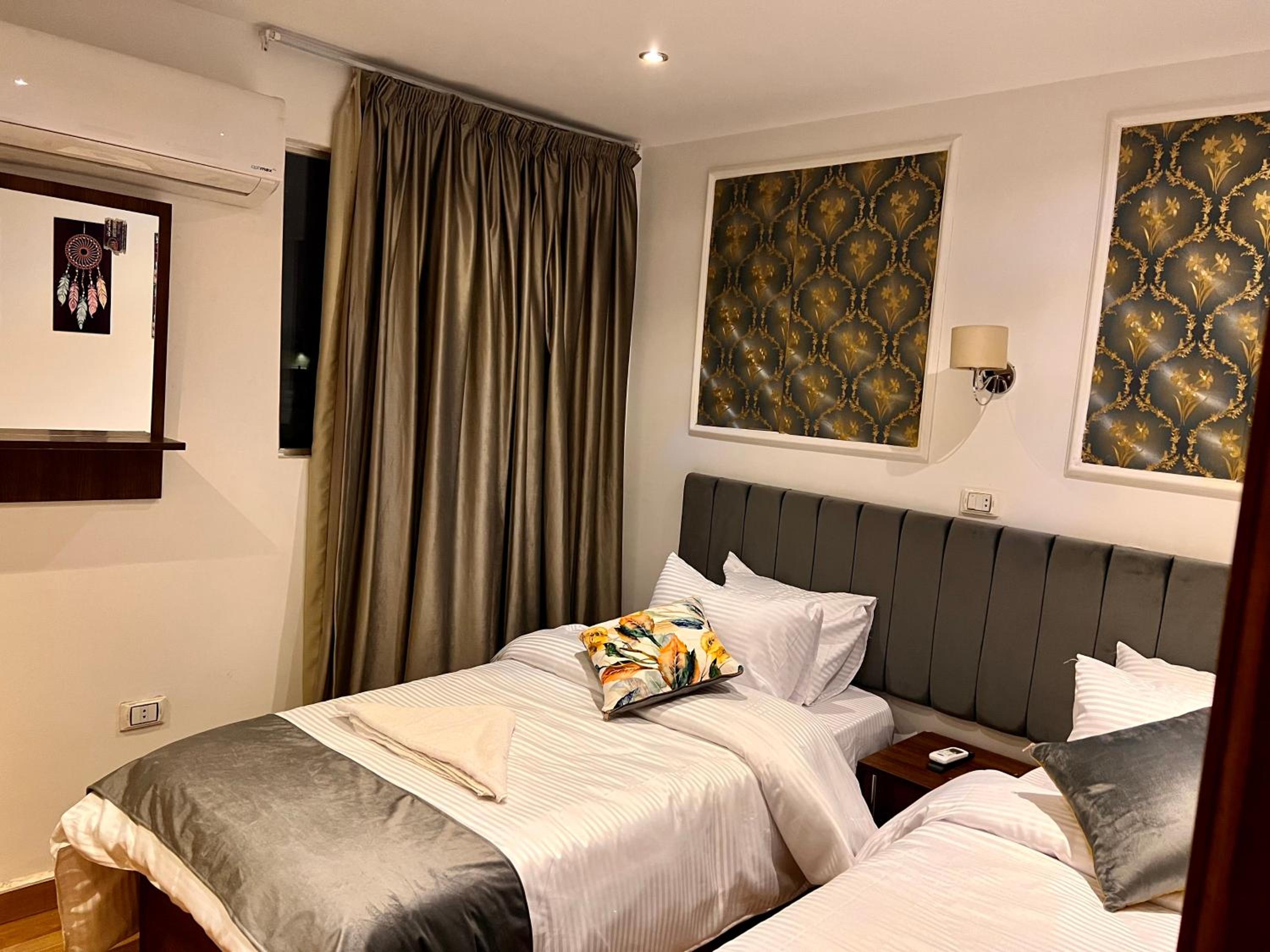 Grand Pyramids Inn