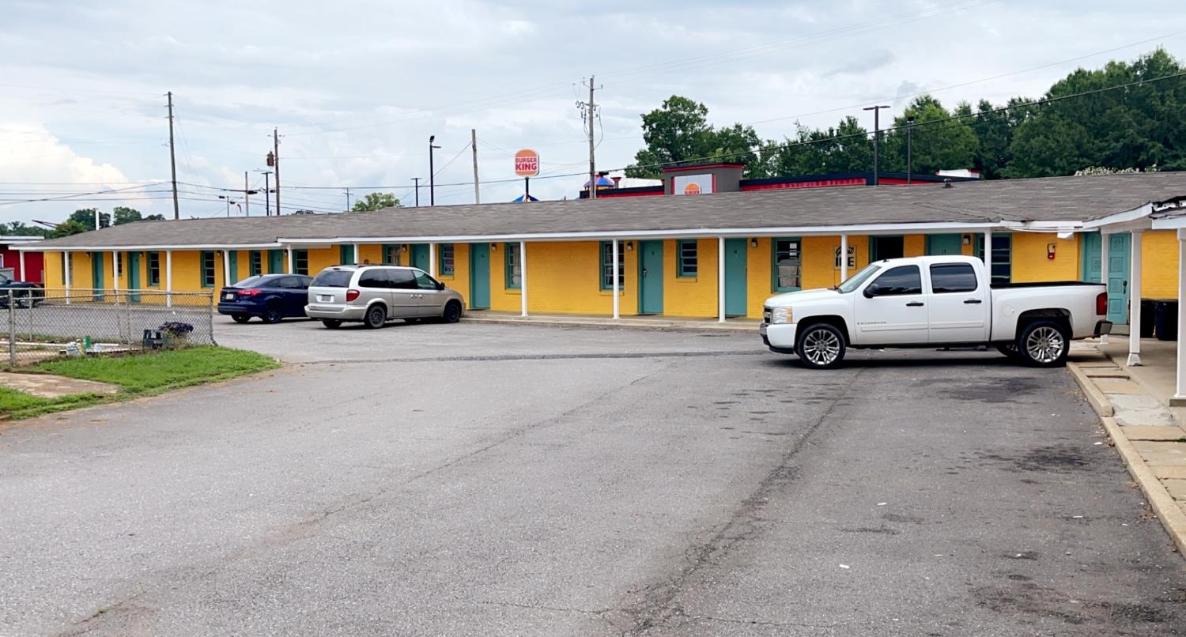 LAMPLIGHTER INN